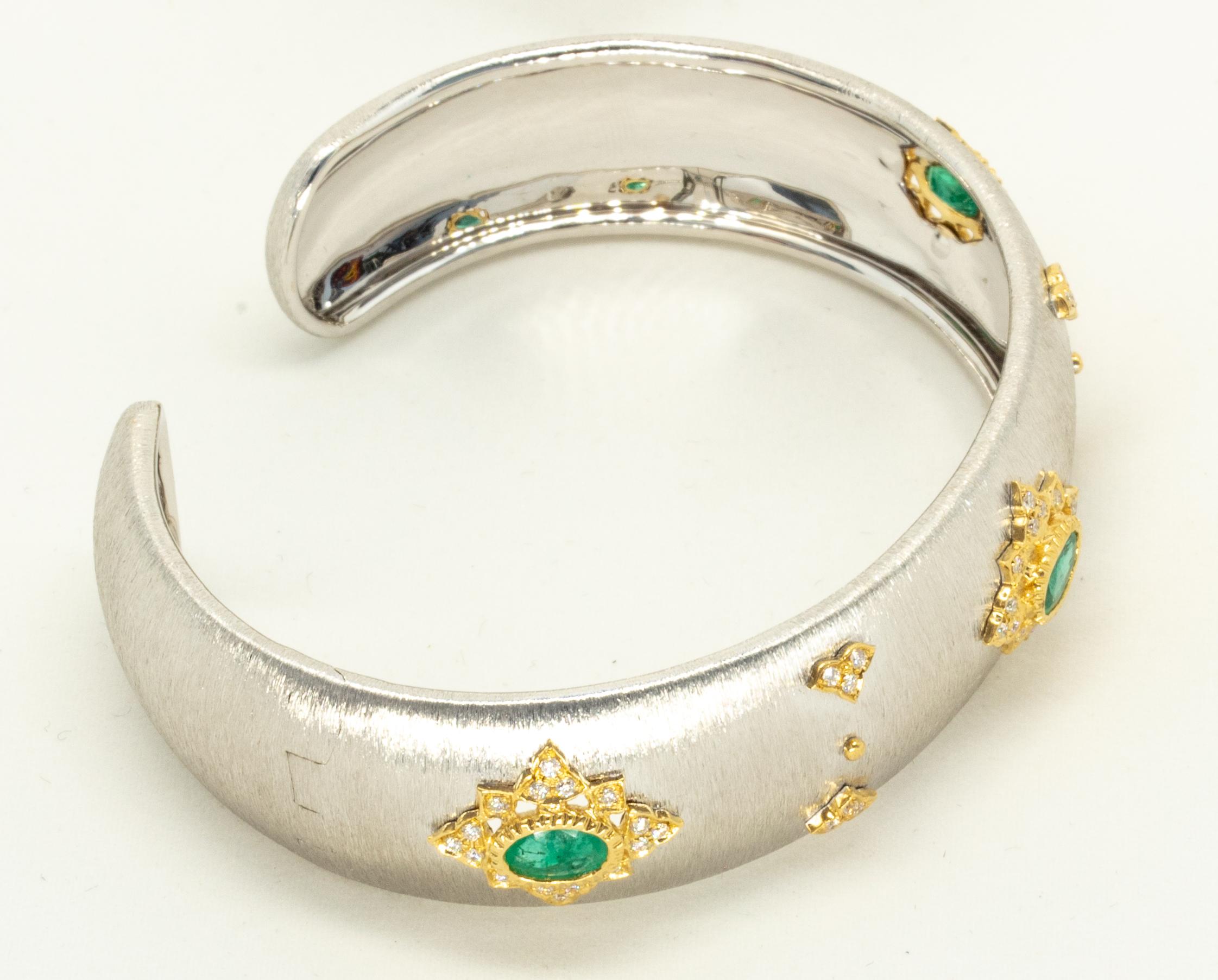 3 Oval Emeralds Diamonds 18 Karat White Yellow Gold Bangle in Florentine Finish 4