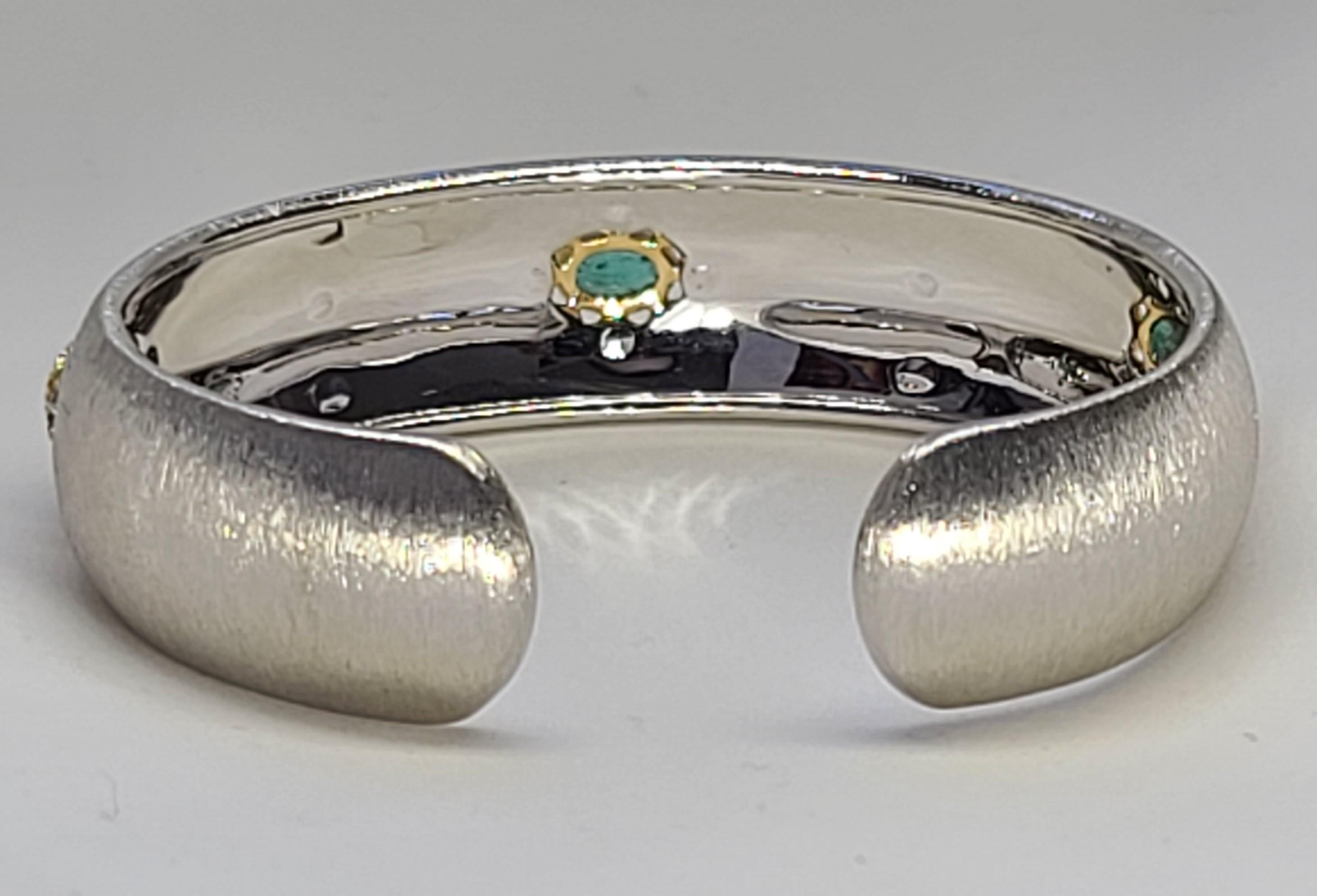 3 Oval Emeralds Diamonds 18 Karat White Yellow Gold Bangle in Florentine Finish In New Condition In Hong Kong, HK