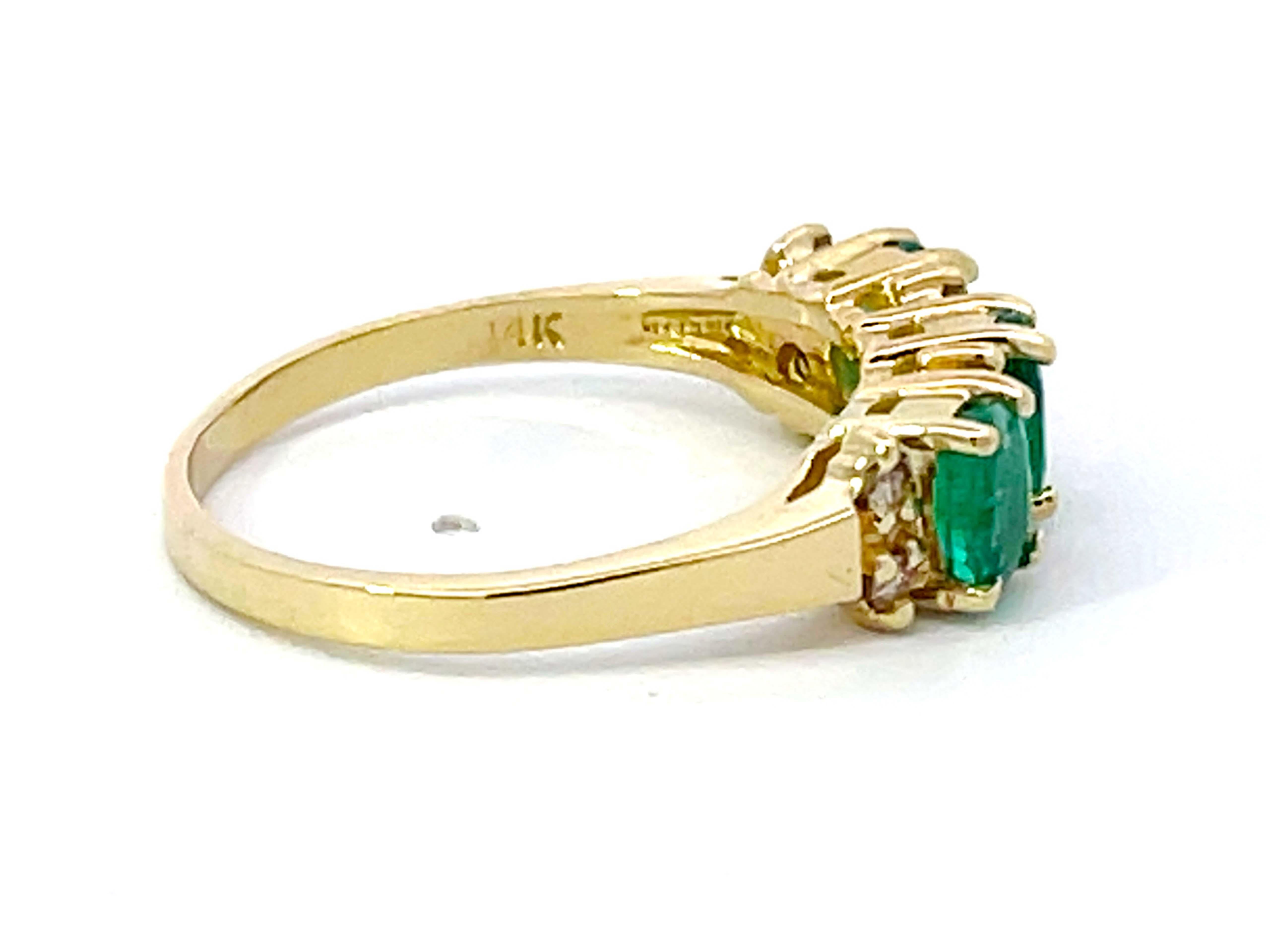 3 Oval Green Emerald and Diamond Band Ring in 14k Yellow Gold In Excellent Condition For Sale In Honolulu, HI