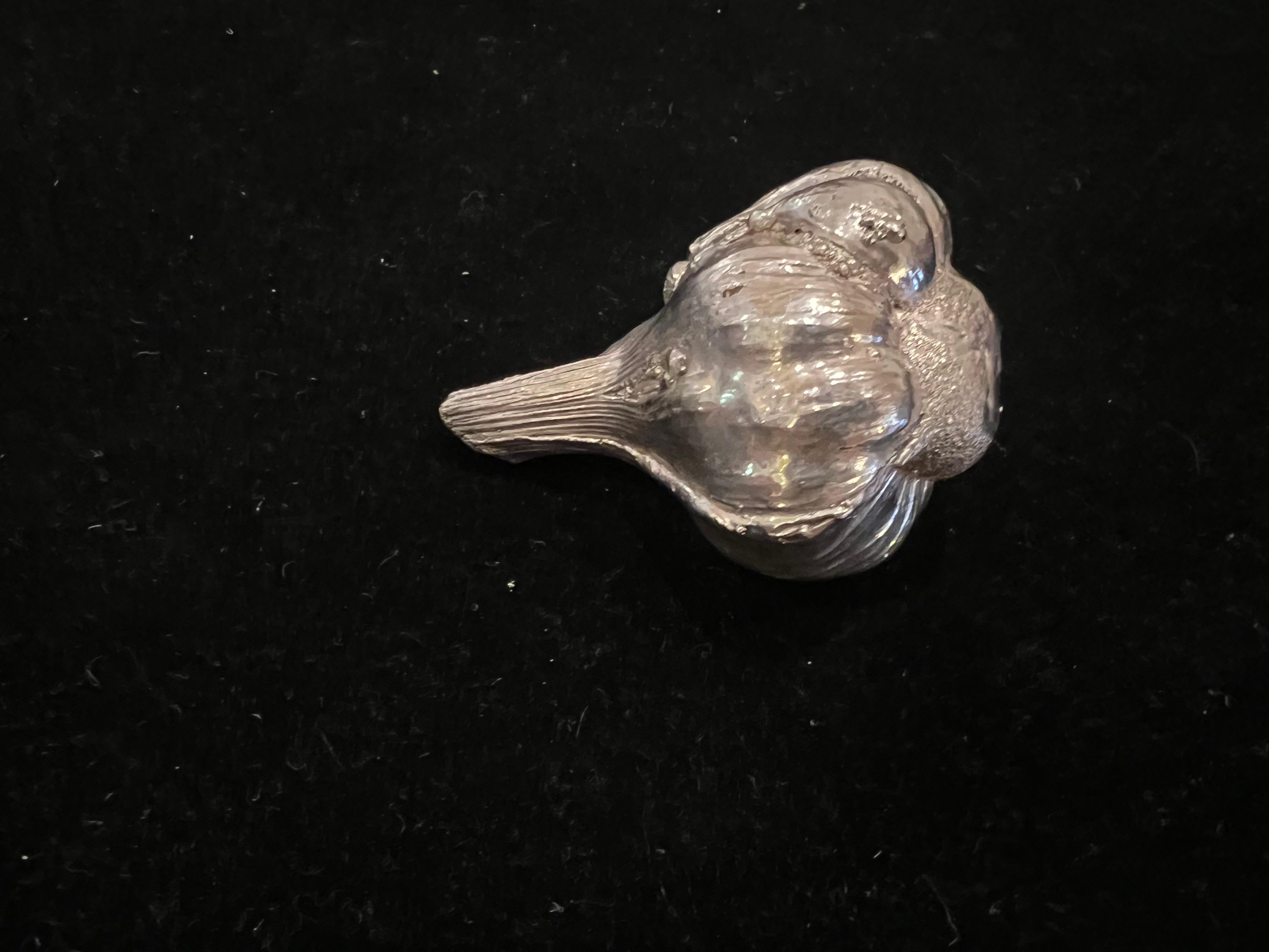 3 oz. .Sterling Silver Stamped 925 Garlic Sculpture Italy In Excellent Condition For Sale In San Diego, CA