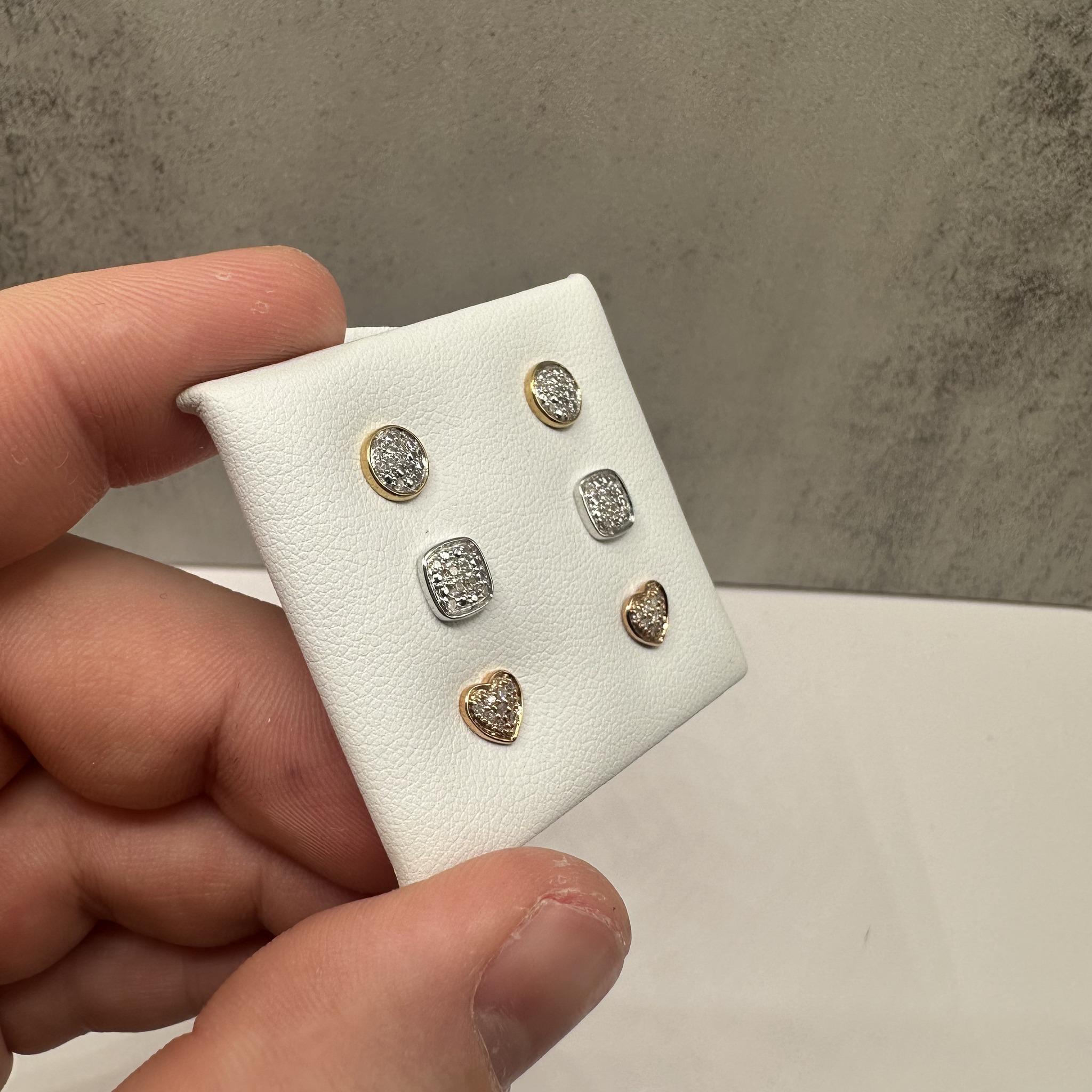 Ce lot de 3 boucles d'oreilles diamant en or 10kt comprend une paire en or blanc, une paire en or jaune et une paire en or rose, avec 0,25ctw de diamants ronds naturels IJ I de taille unique. Pesant seulement 2,3 grammes, ces boucles d'oreilles sont