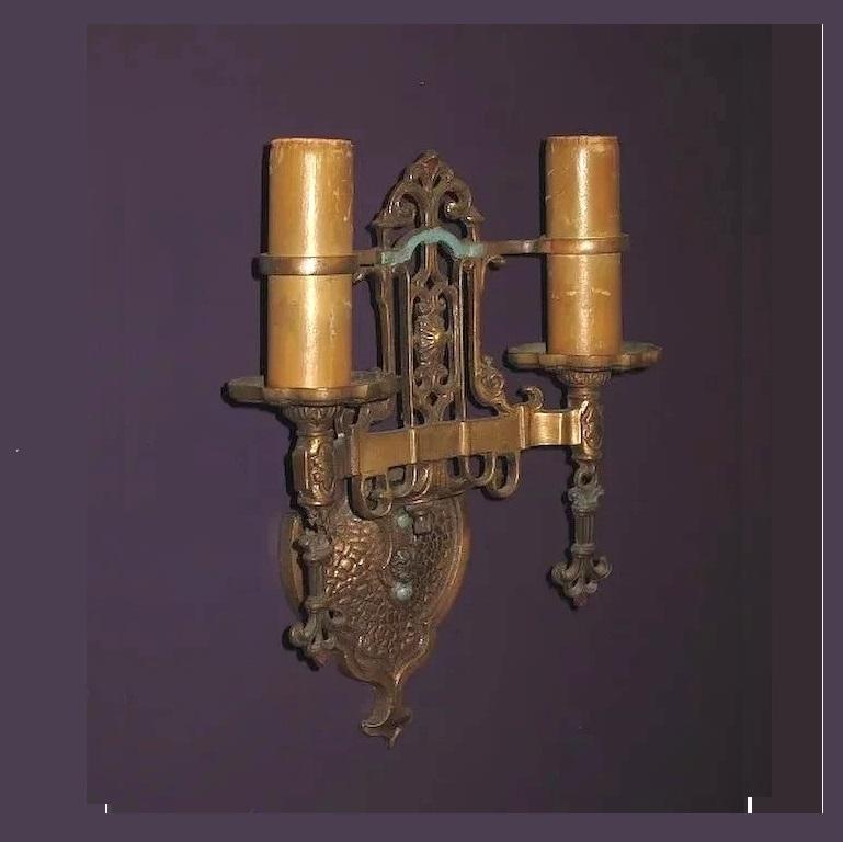 Prezzo al paio con 3 paia disponibili.
Appliques in bronzo massiccio degli anni '30, splendidamente conservate, con finitura policroma e patina originale, al prezzo di una coppia. In stile romantico o revival dell'epoca. Realizzato per bungalow e