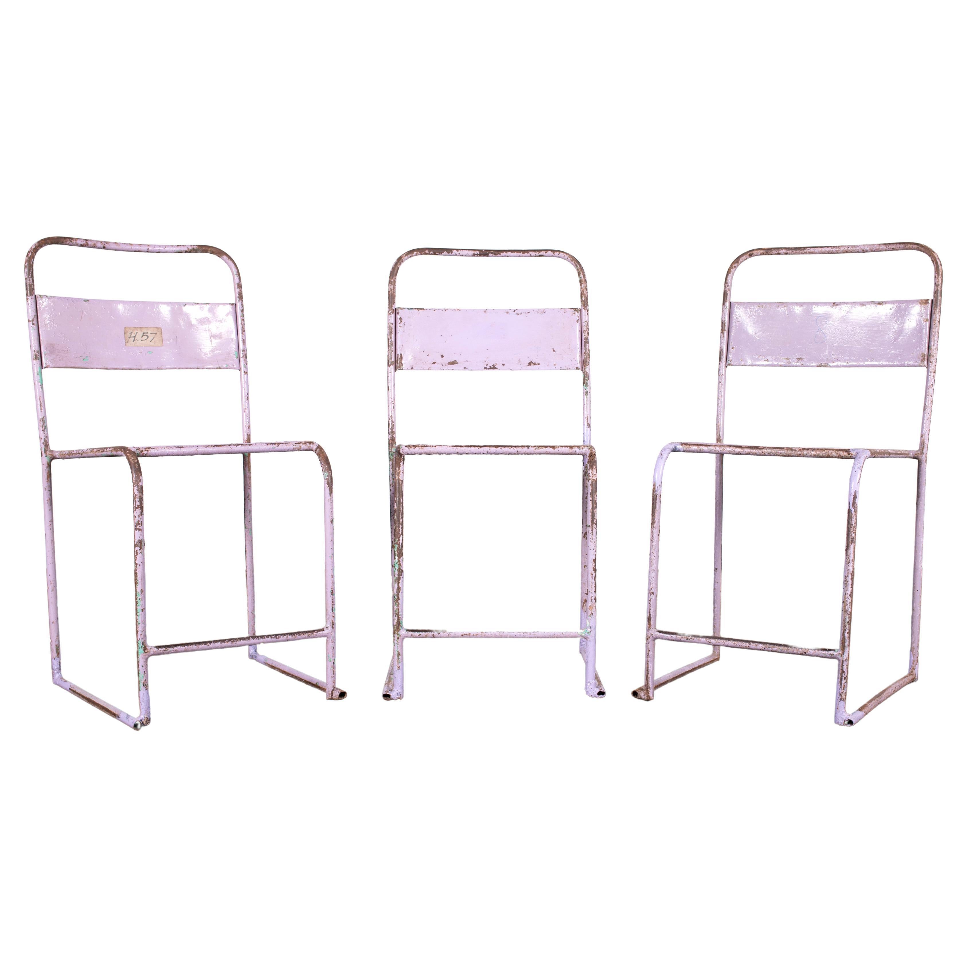3 chaises empilables en acier tubulaire patiné, de style industriel et chic, datant du milieu du siècle dernier en vente