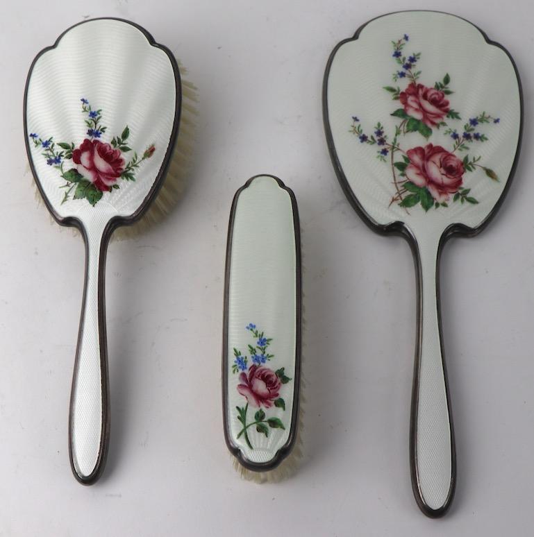 3-teiliges Set aus Schminktischbürsten und Spiegeln aus Emaille, hergestellt in England (Britisch) im Angebot