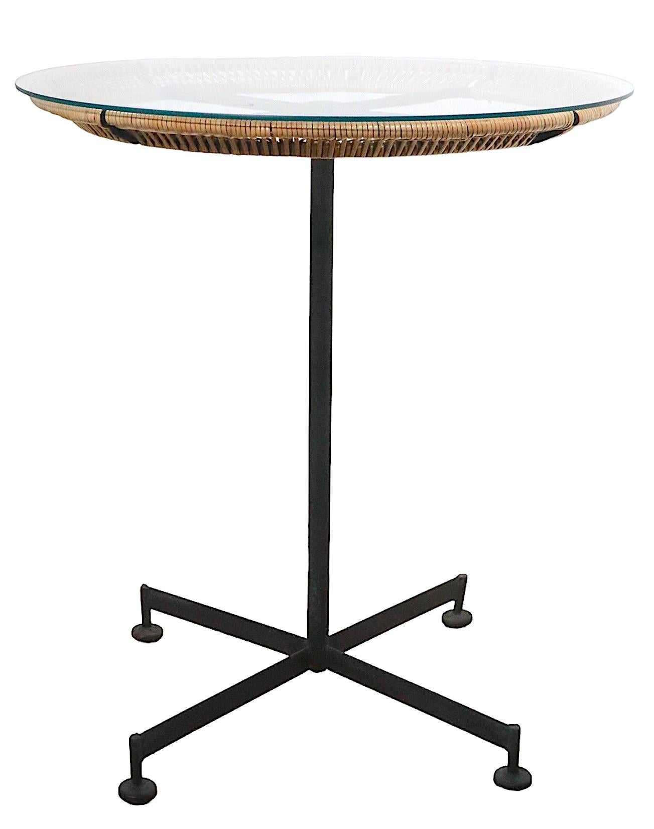 Ensemble de tables à café et deux chaises du milieu du siècle dernier, attribués à Umanoff Bon état - En vente à New York, NY