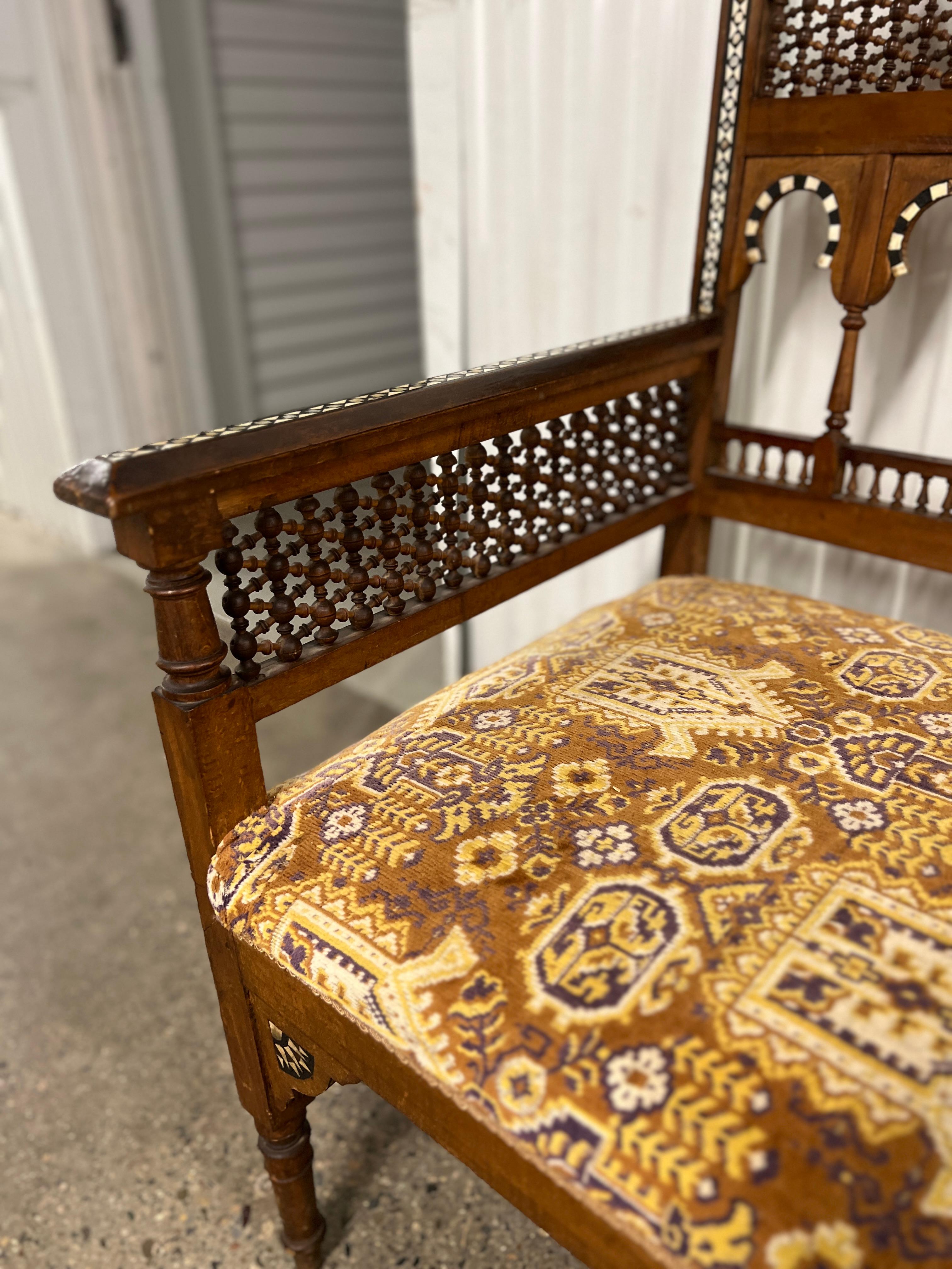 Canapé et paire de fauteuils arabes en marqueterie mauresque syrienne, 3 pièces, suite C.I.C. 1900 en vente 7
