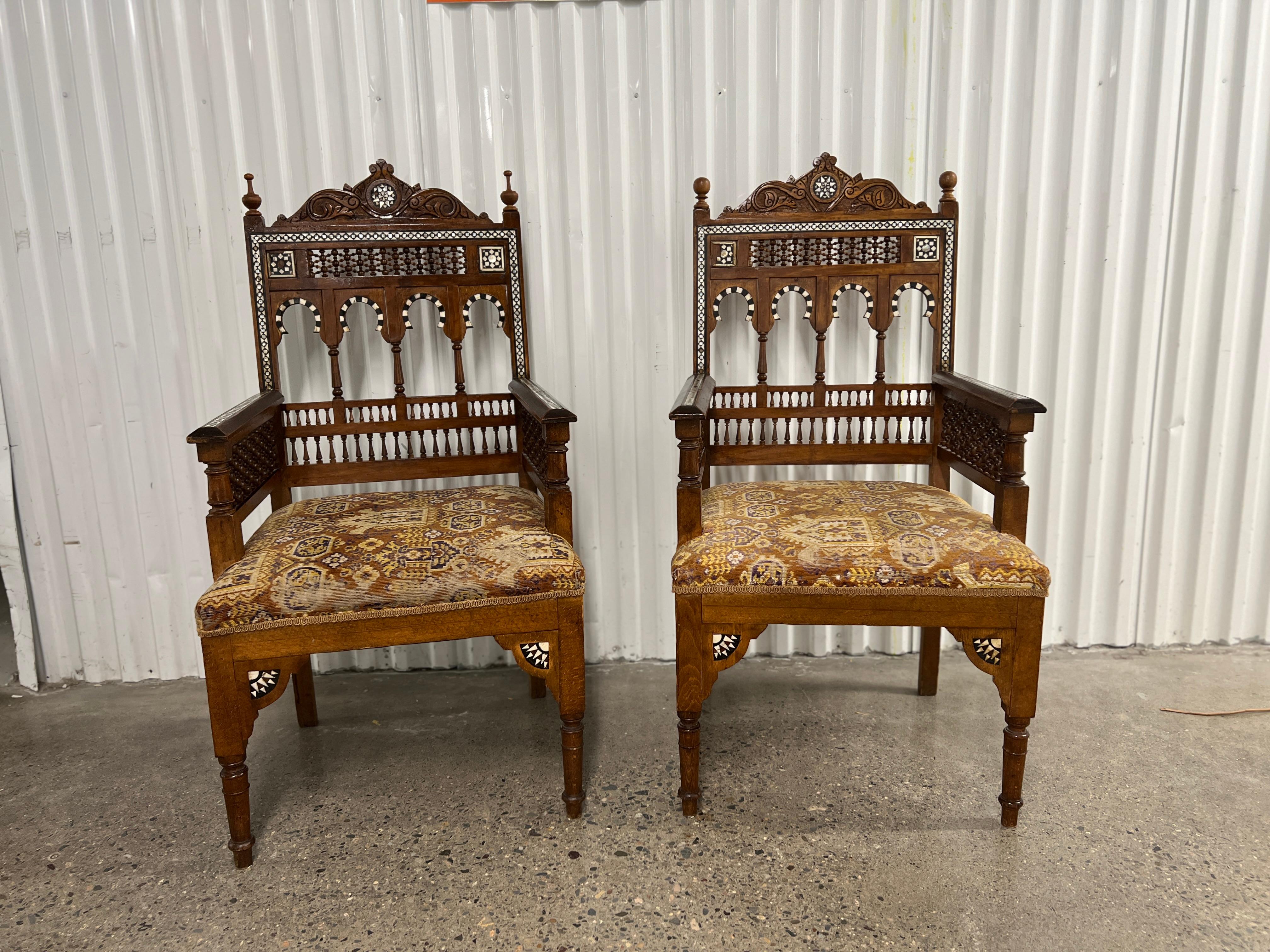 Syrisch oder ägyptisch, um 1900.

Eine beeindruckende antike Arabesken-Möbelgruppe mit einem Paar Sesseln und einem Sofa. 

Das Sofa und die Stühle im maurischen Stil wurden höchstwahrscheinlich in Syrien oder einem anderen Land der Levante im