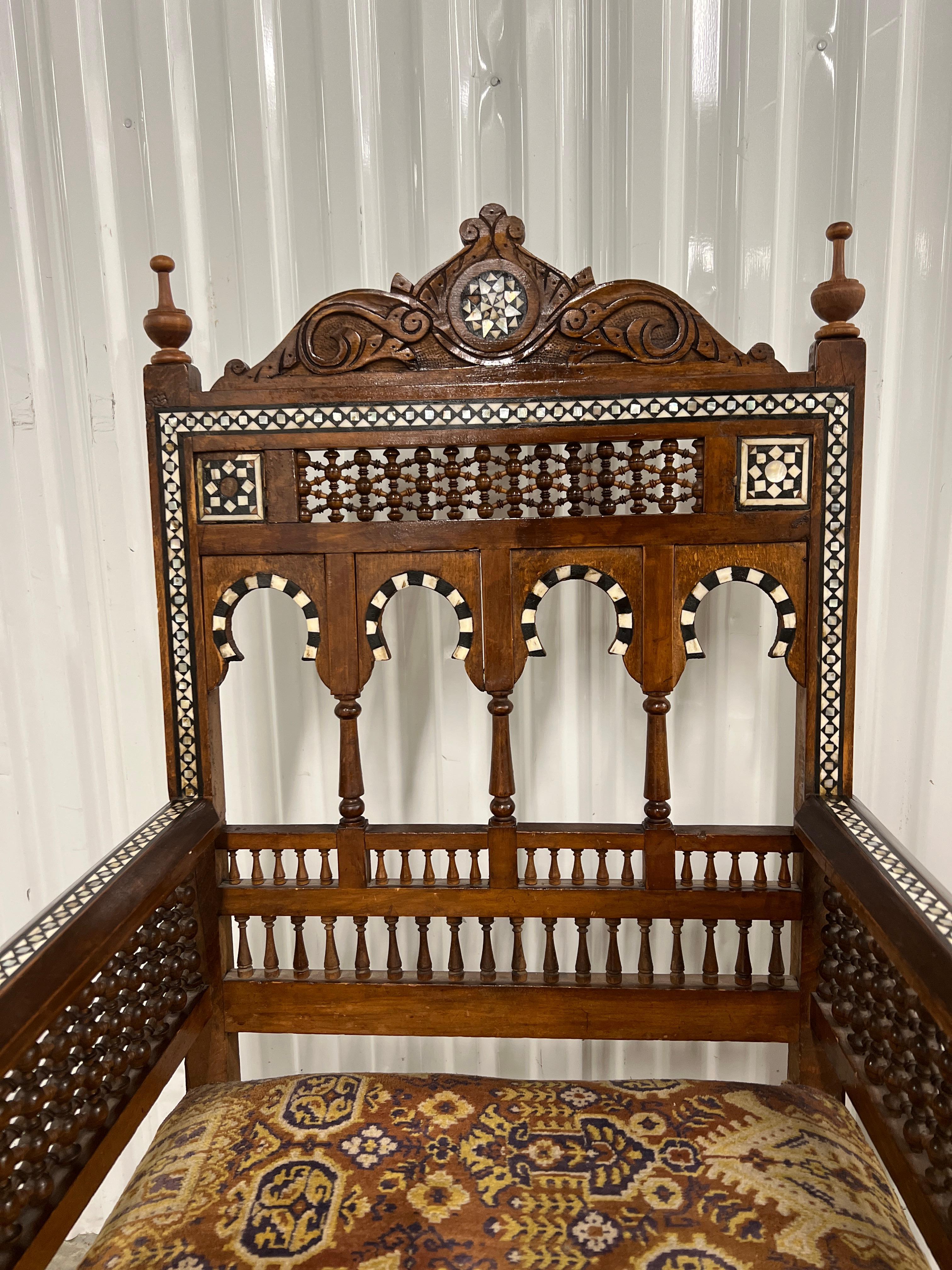 3 Teile, maurisches, syrisches, arabisches, eingelegtes Sofa mit Intarsien und Sessel, Suite C. 1900 im Zustand „Gut“ im Angebot in Atlanta, GA