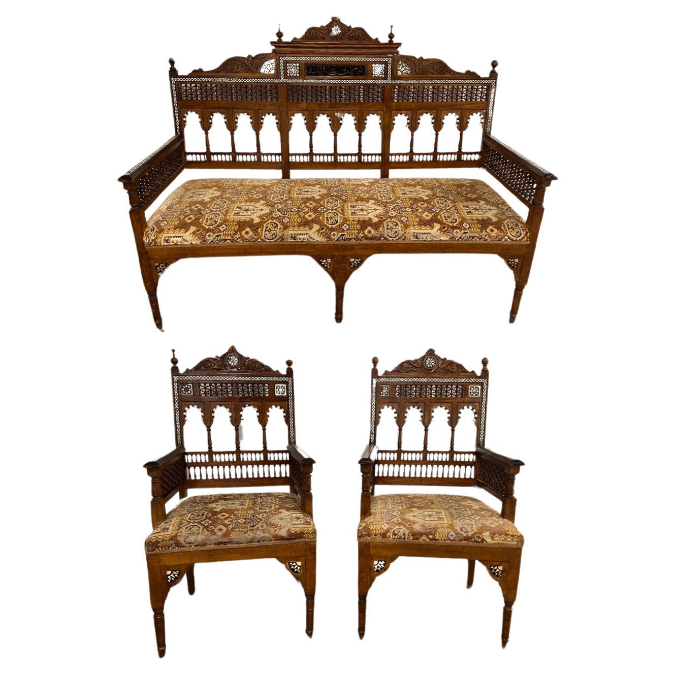 3 Teile, maurisches, syrisches, arabisches, eingelegtes Sofa mit Intarsien und Sessel, Suite C. 1900