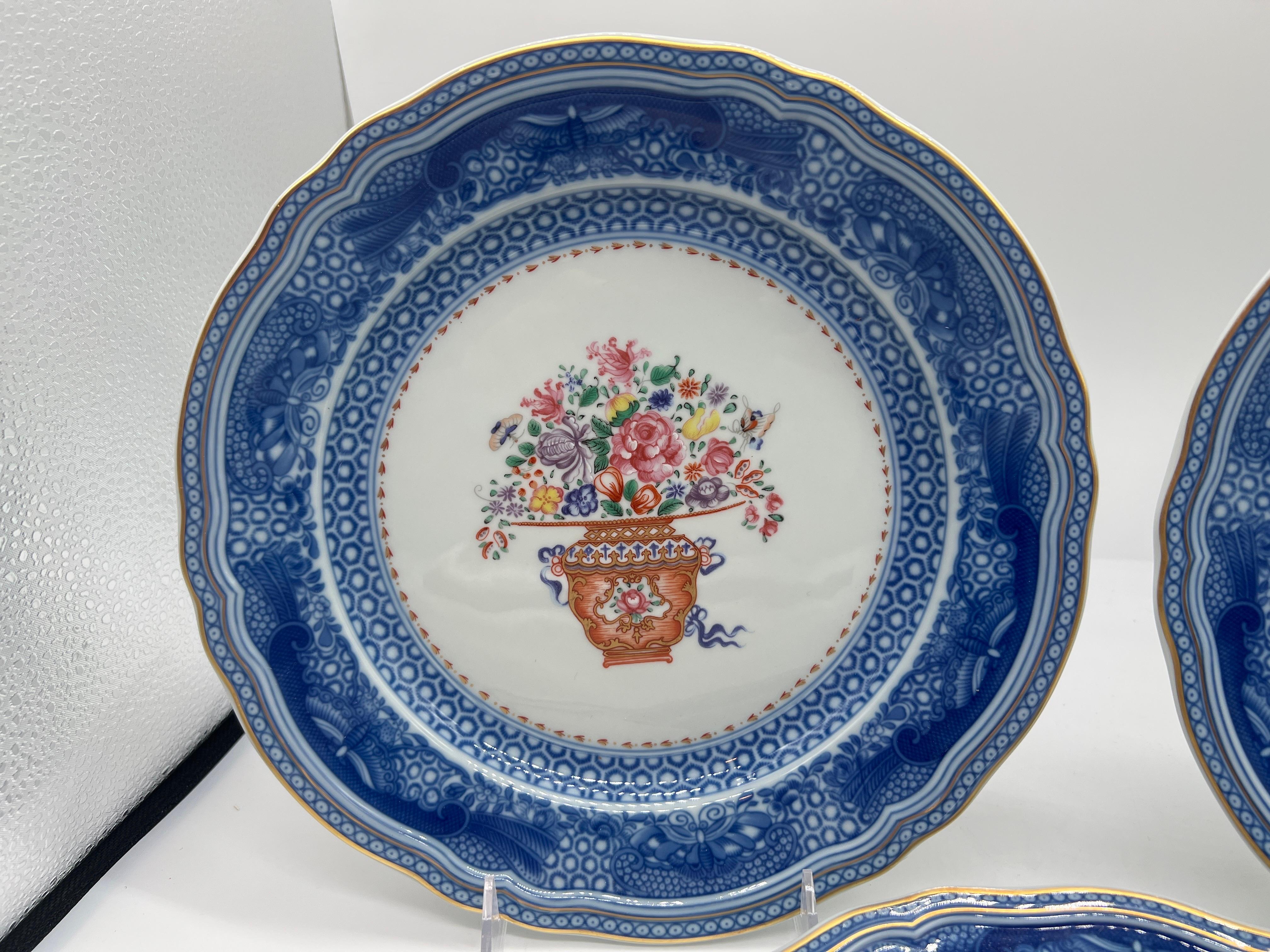 Mottahedeh (américain, fondé au début du 20e siècle).

Un groupe de 3 pièces en porcelaine représentant le Bouquet Mandarin de l'Adaptation de Winterthur comprenant (2) deux assiettes à dîner de 10,25