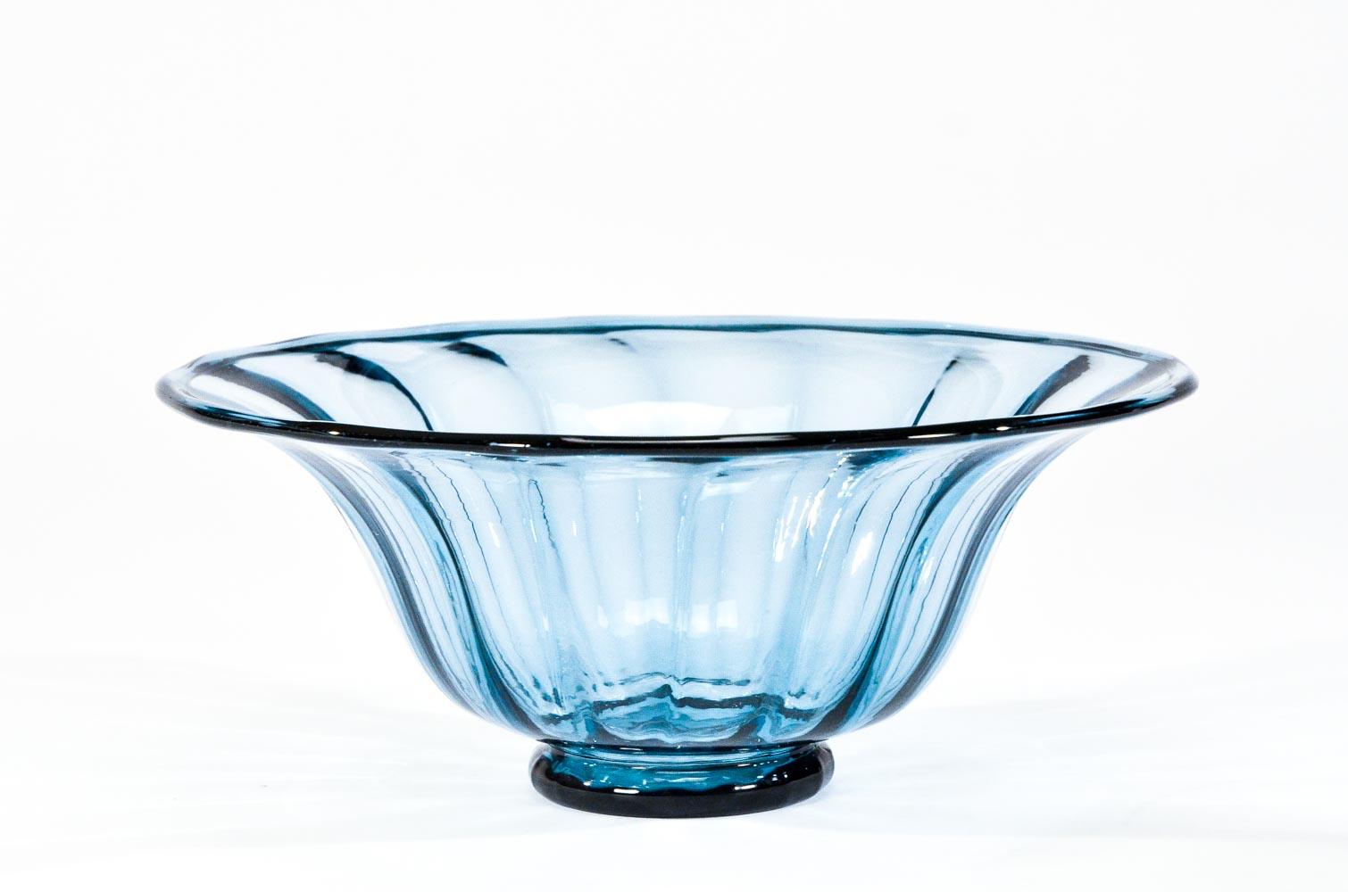 Centro de mesa de acero soplado a mano Steuben de 3 piezas en azul y candelabros de costilla óptica, Pareja en venta 4