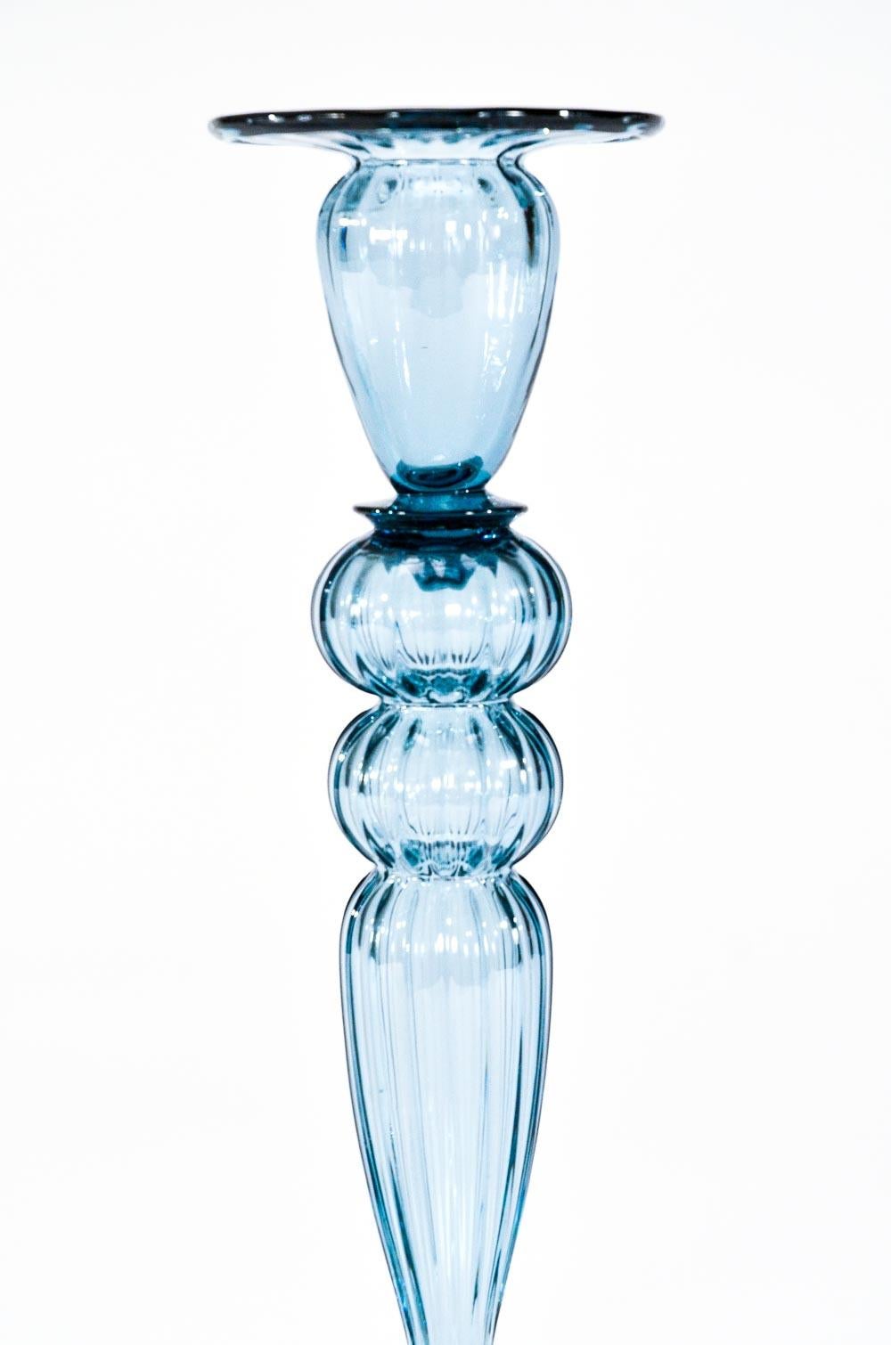 Centro de mesa de acero soplado a mano Steuben de 3 piezas en azul y candelabros de costilla óptica, Pareja en Excelente estado para la venta en Great Barrington, MA
