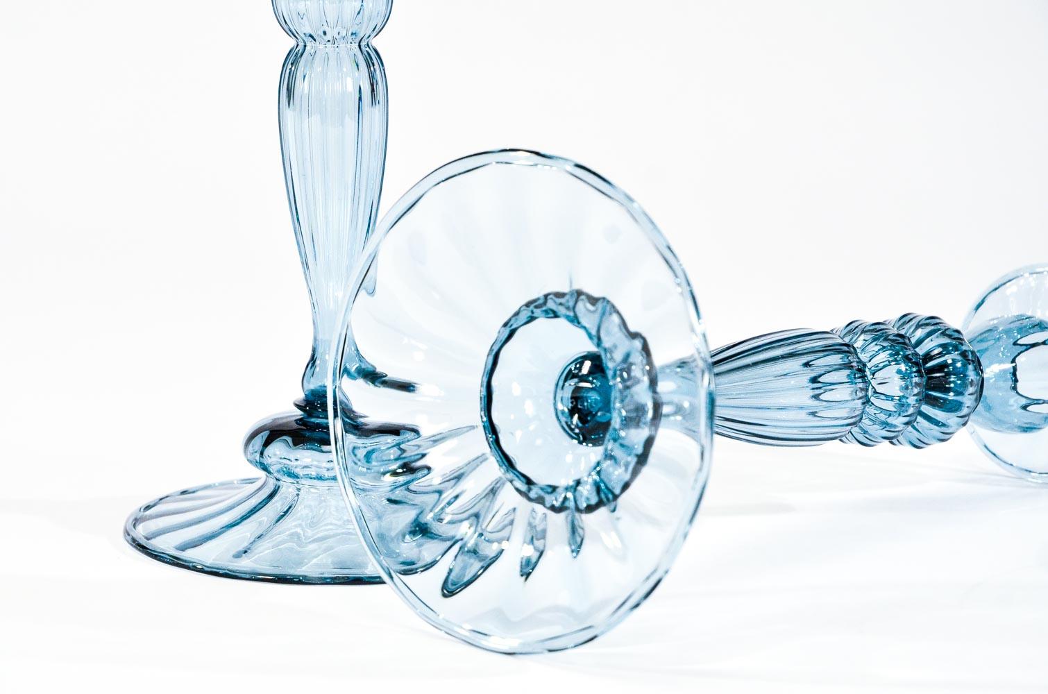 Centro de mesa de acero soplado a mano Steuben de 3 piezas en azul y candelabros de costilla óptica, Pareja Vidrio artístico en venta