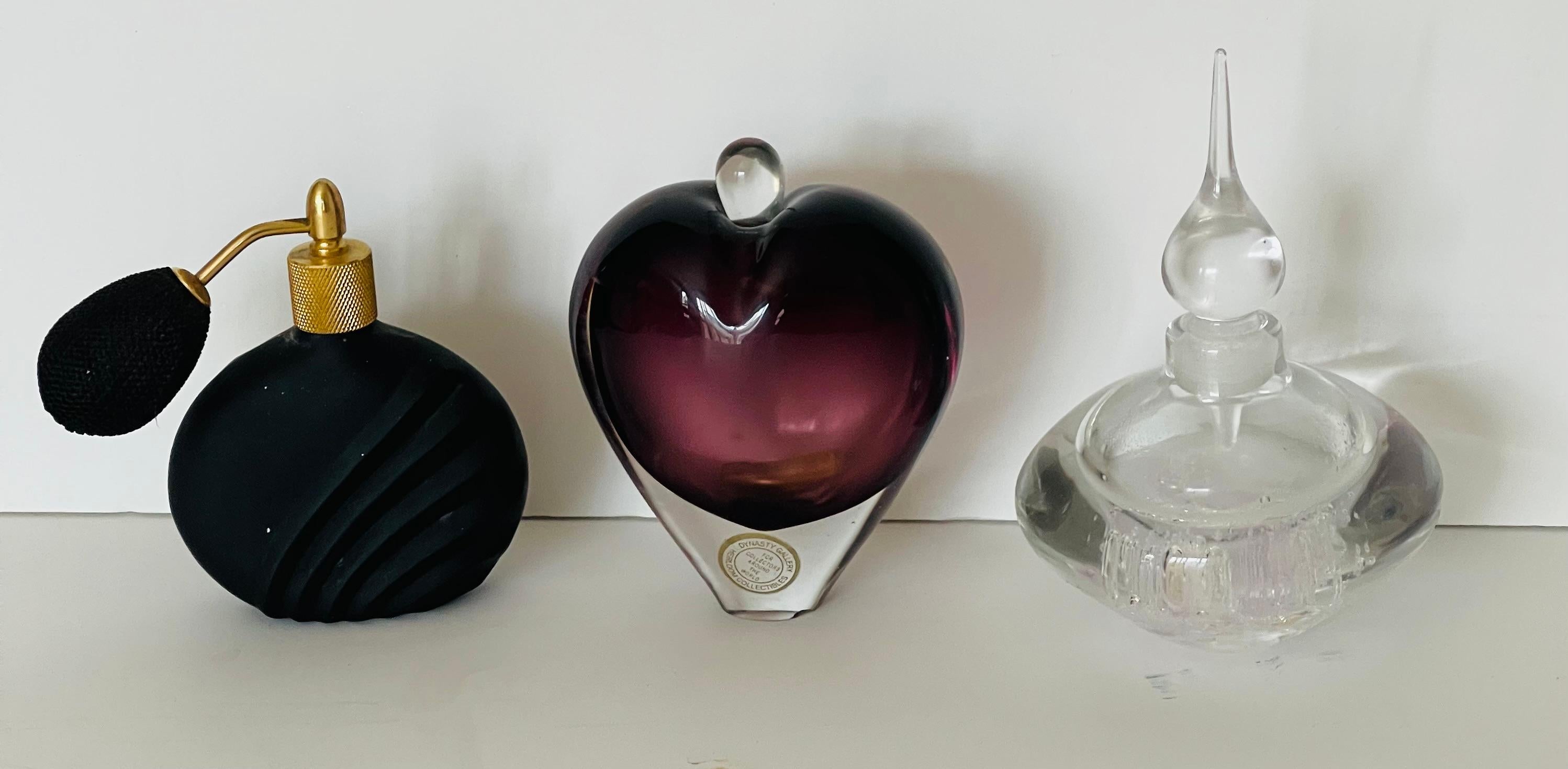 3 flacons de parfum en verre artistique comprenant un flacon en verre Purple Heart, un flacon en verre transparent avec des bulles contrôlées et un flacon noir mat avec un atomiseur. Pièces décoratives et de collection. 
