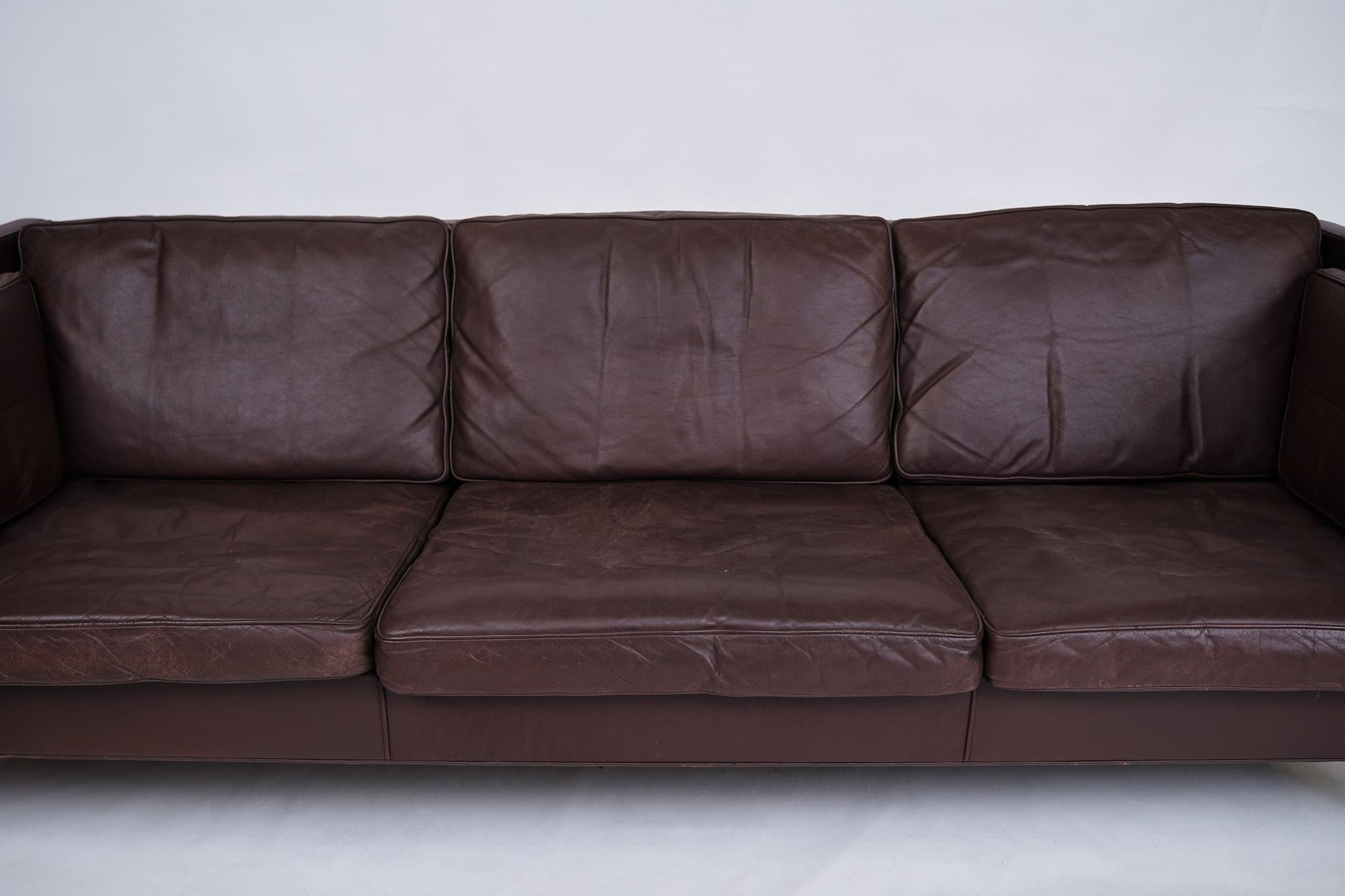 Mid-Century Modern 3. Person Sofa Model No. 2442 In Brown Leather By Børge Mogensen From 1960s (Canapé à trois places Model No. 2442 en cuir marron par Børge Mogensen des années 1960) en vente