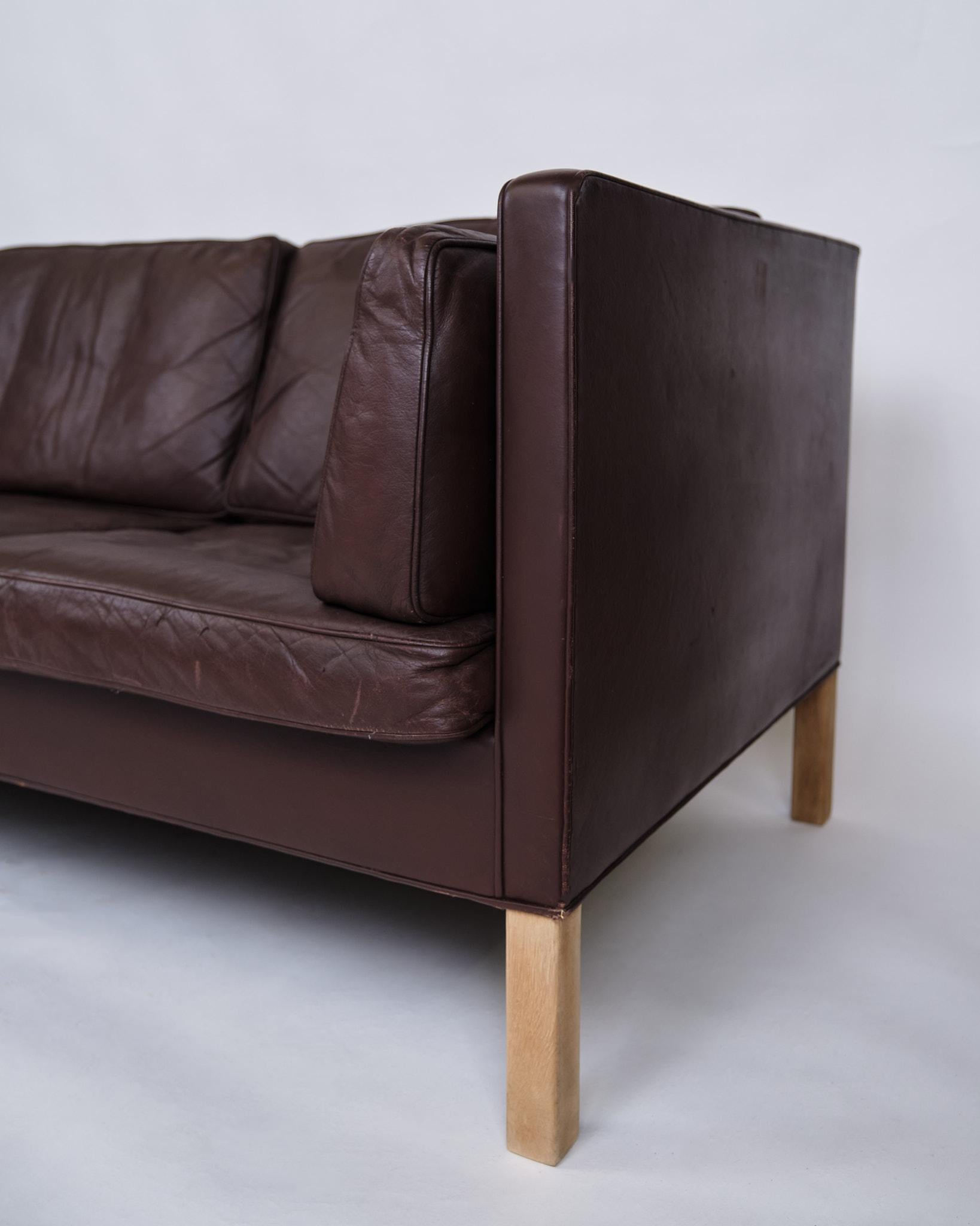 Danois 3. Person Sofa Model No. 2442 In Brown Leather By Børge Mogensen From 1960s (Canapé à trois places Model No. 2442 en cuir marron par Børge Mogensen des années 1960) en vente