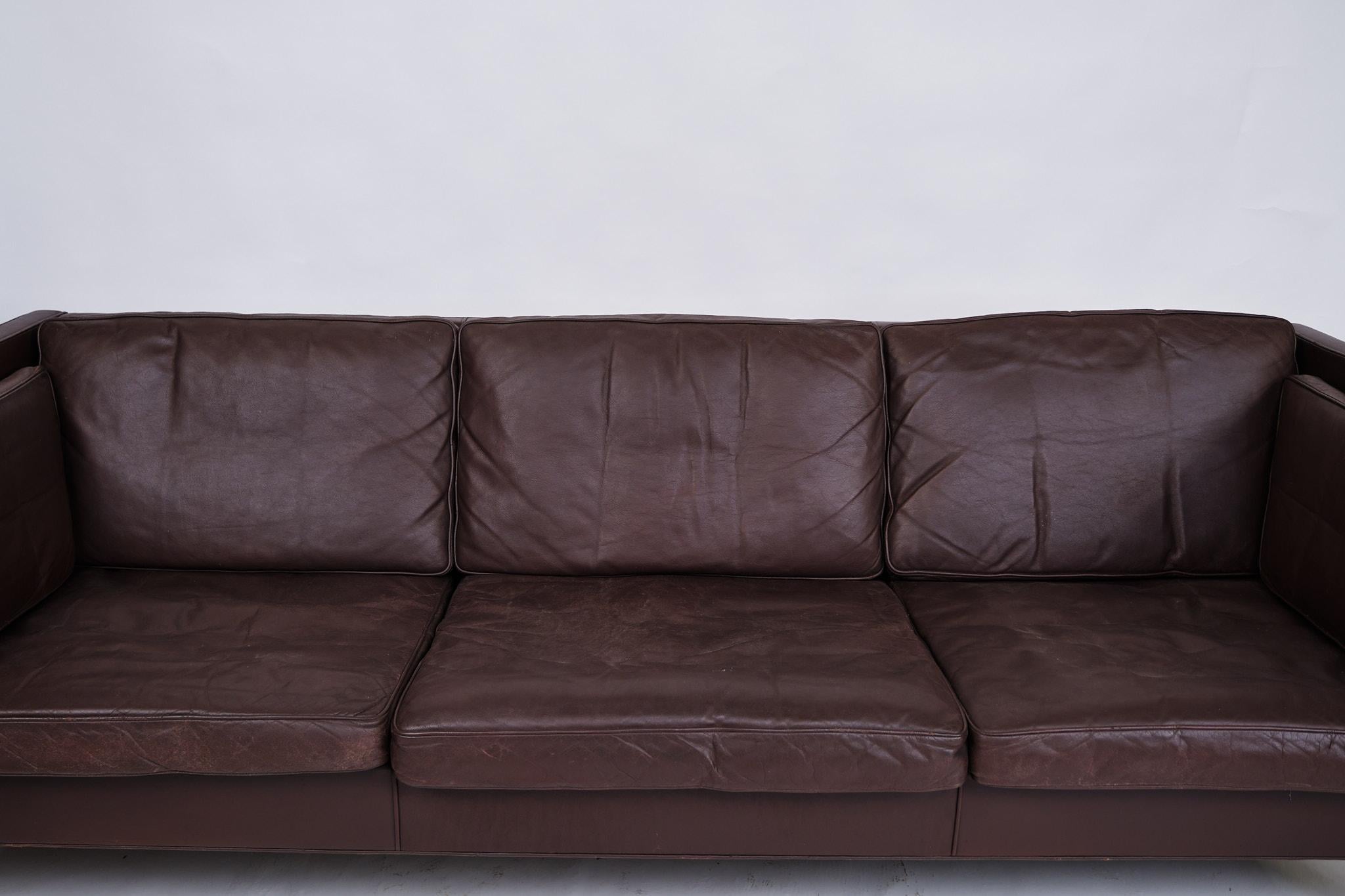 Milieu du XXe siècle 3. Person Sofa Model No. 2442 In Brown Leather By Børge Mogensen From 1960s (Canapé à trois places Model No. 2442 en cuir marron par Børge Mogensen des années 1960) en vente
