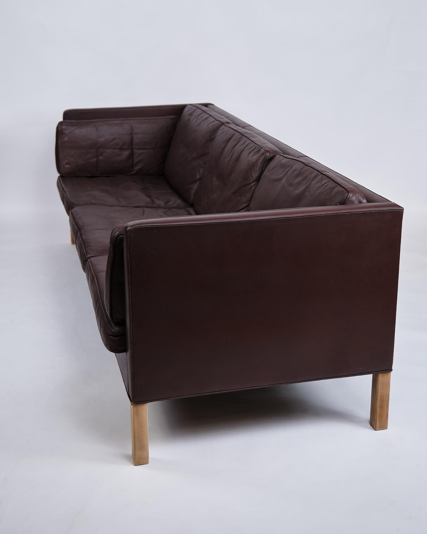 Cuir 3. Person Sofa Model No. 2442 In Brown Leather By Børge Mogensen From 1960s (Canapé à trois places Model No. 2442 en cuir marron par Børge Mogensen des années 1960) en vente