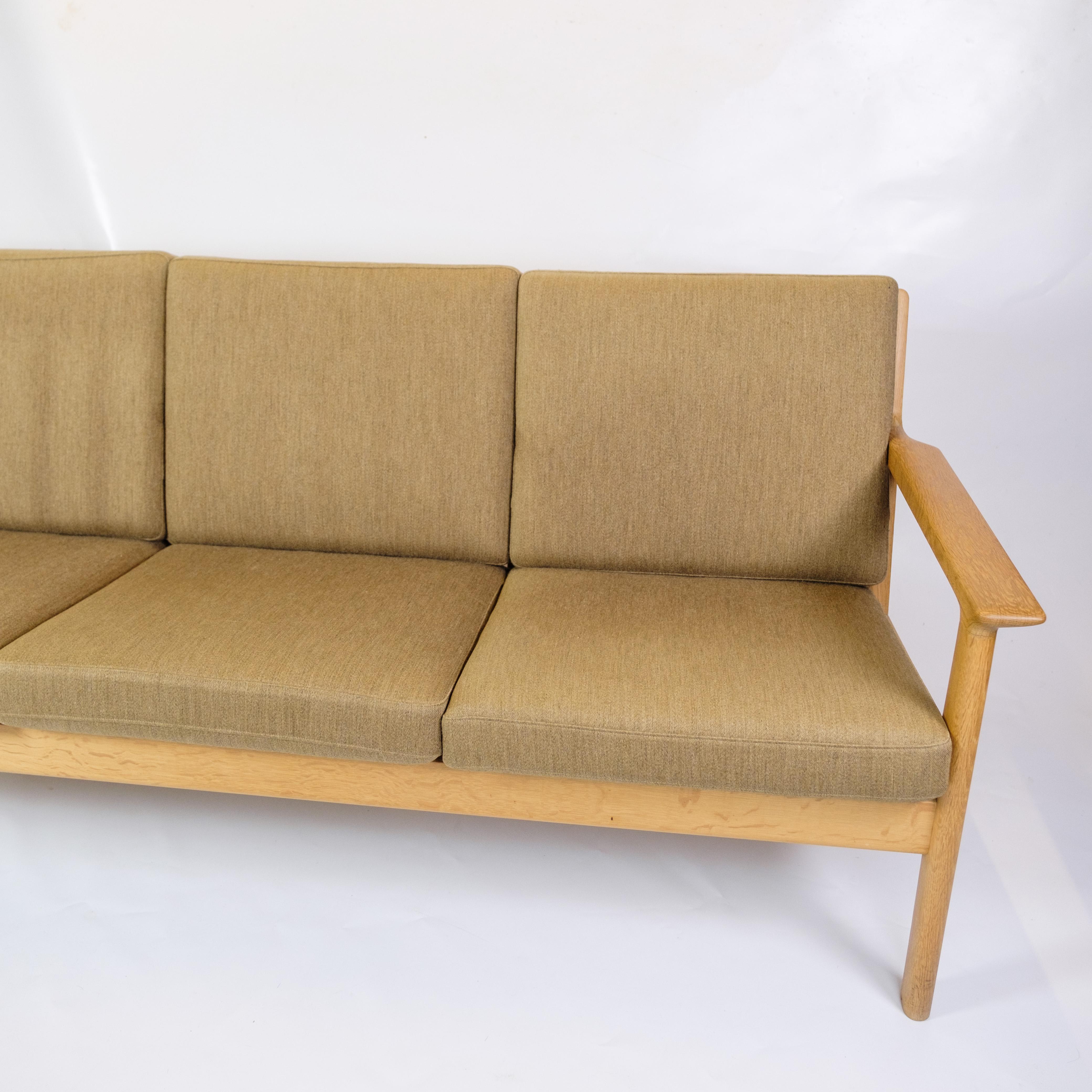 Questo divano a 3 posti, modello GE265/3, progettato da Hans J. Wegner e prodotto da Getama negli anni '60, è un eccellente esempio di design danese della metà del XX secolo. Il divano combina la durevolezza e la bellezza del rovere con il