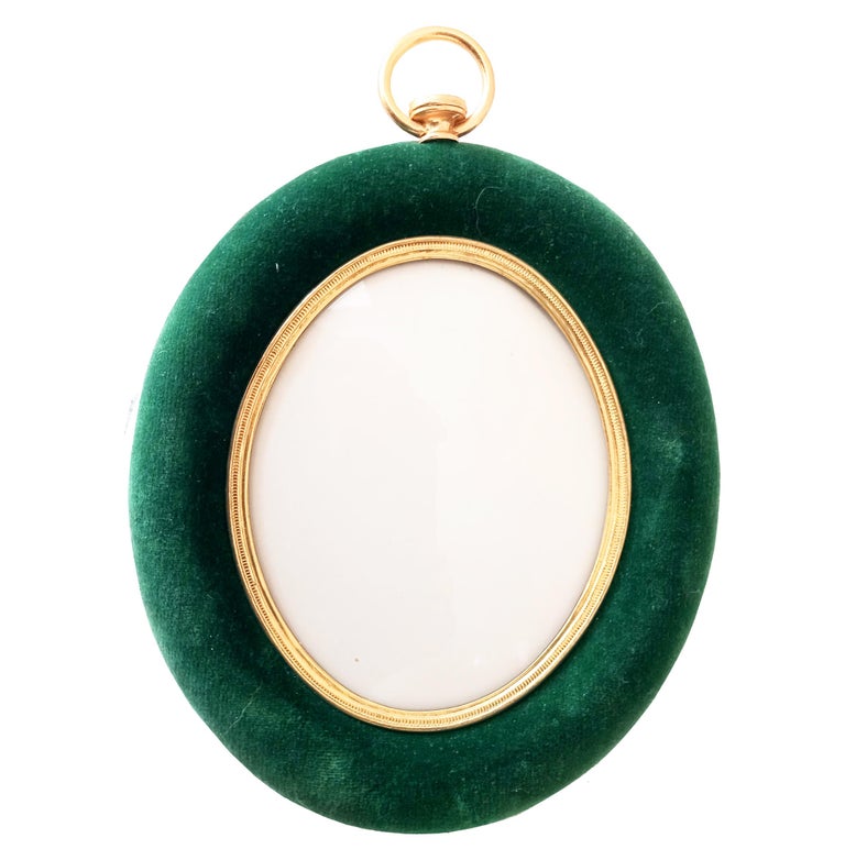 3 Photo Frames, Picture Frame, Virtorian of Emerald Green Velvet and Brass For Sale 10