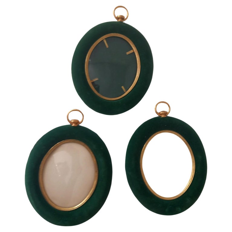 3 Photo Frames, Virtorian style of Emerald green velvet and brass
beautiful, elegant and in the fashionable green color
Decorative objects with velvet are always very elegant and sophisticated.
This set of 3 frames will not go unnoticed wherever you