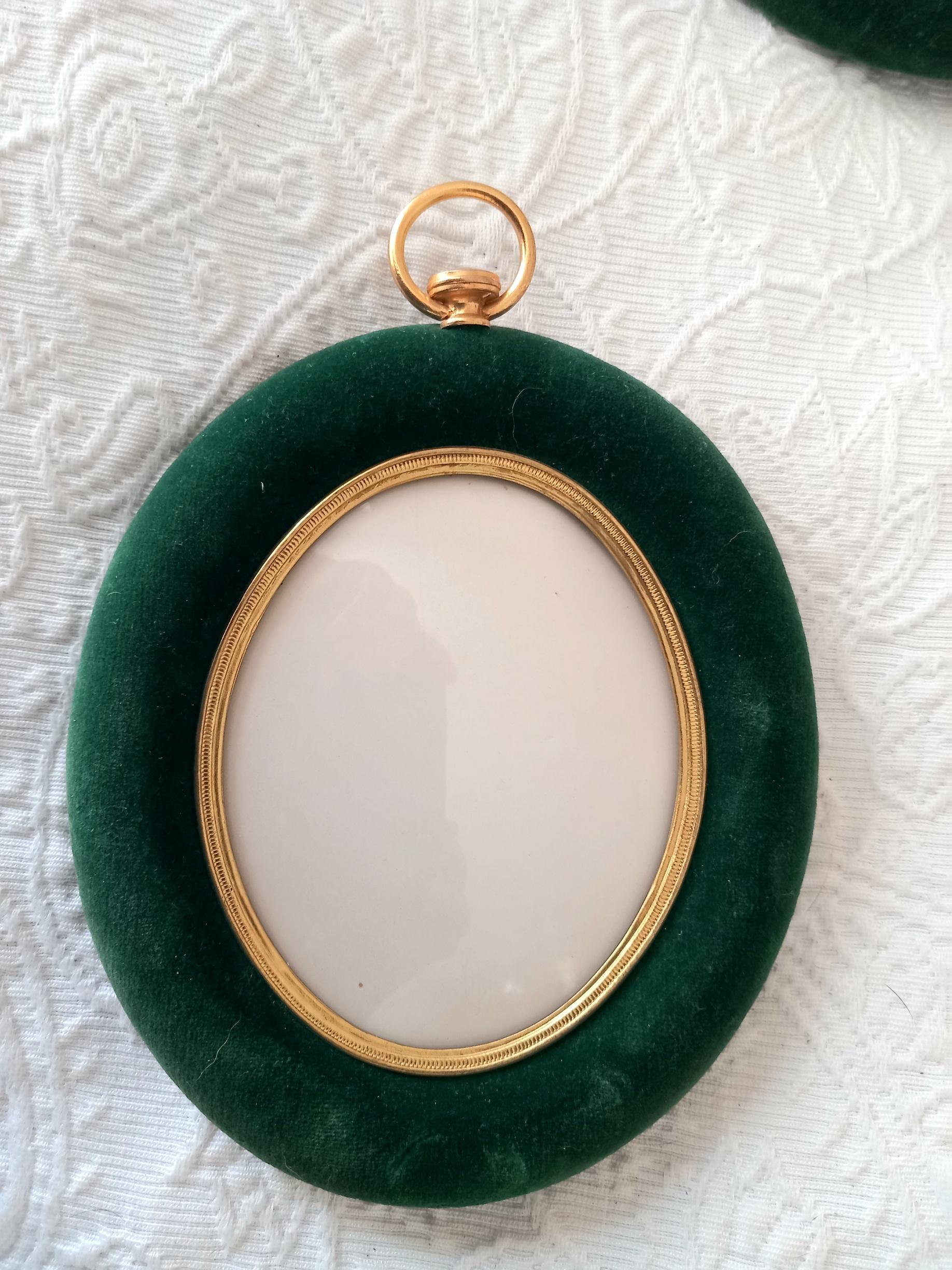 3 Photo Frames, Picture Frame, Virtorian of Emerald Green Velvet and Brass In Excellent Condition In Mombuey, Zamora