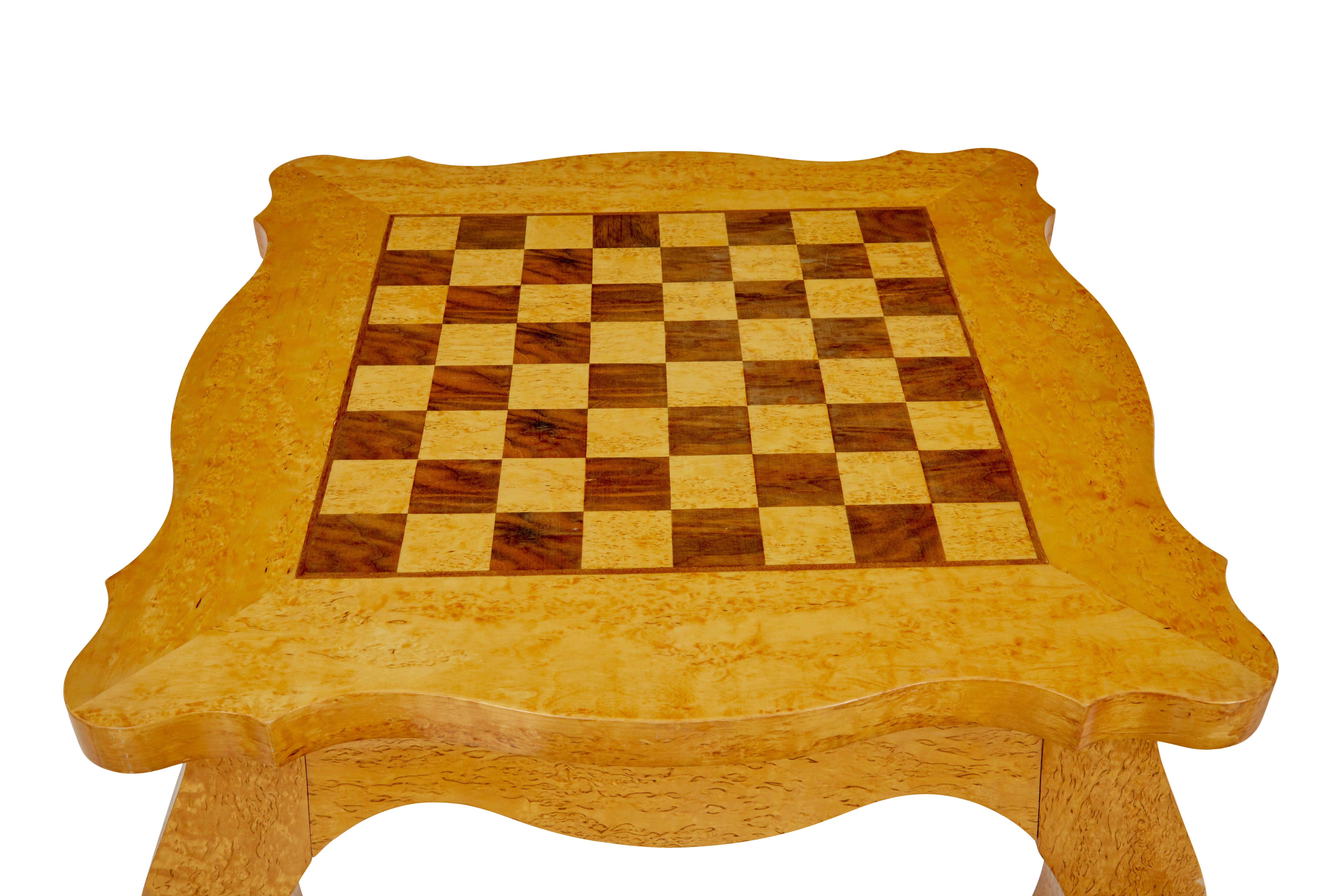 Table à jeux et fauteuils en loupe de bouleau 3 pièces du 20e siècle en vente 2