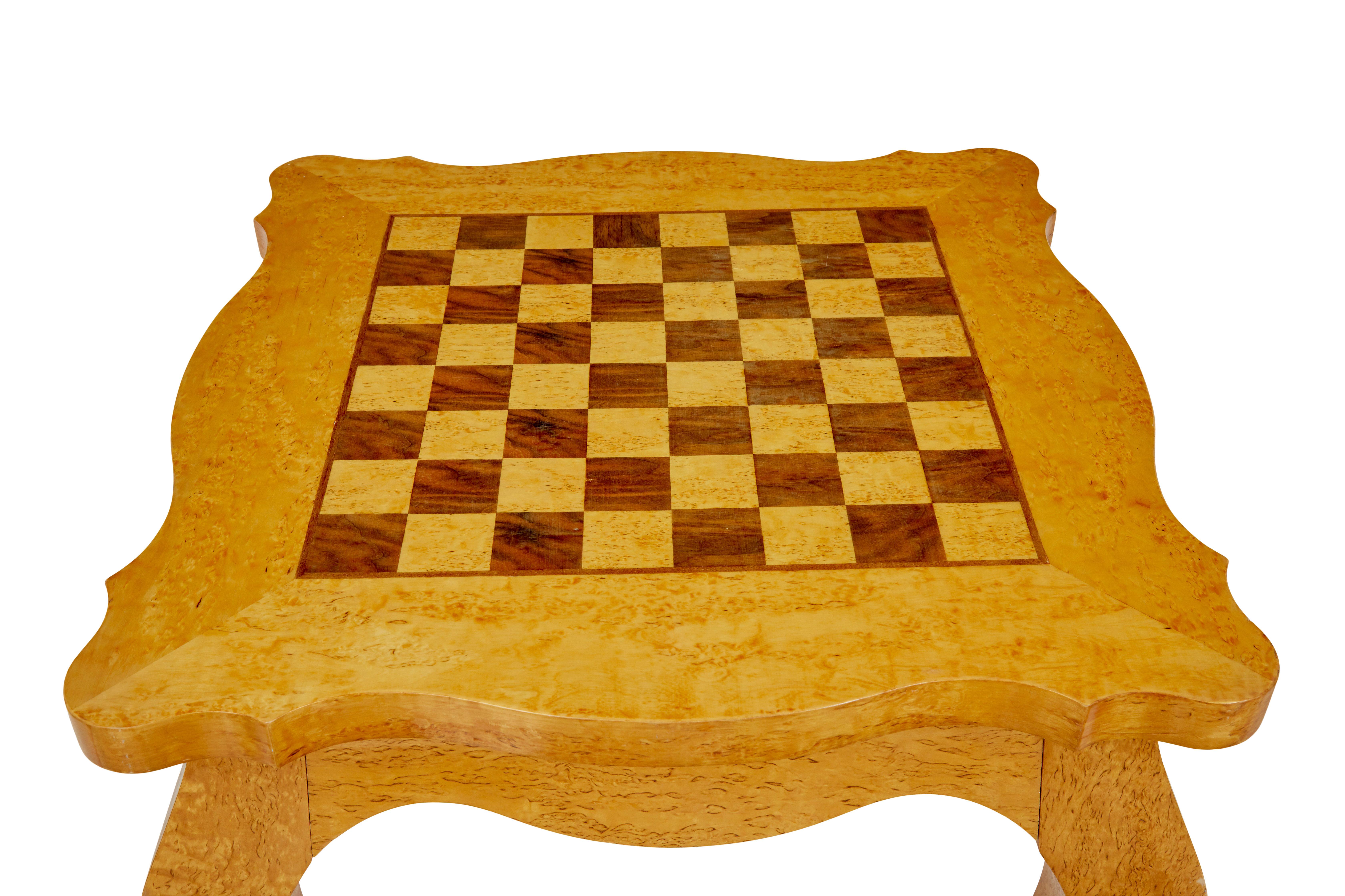 Table à jeux et fauteuils en loupe de bouleau 3 pièces du 20e siècle en vente 2