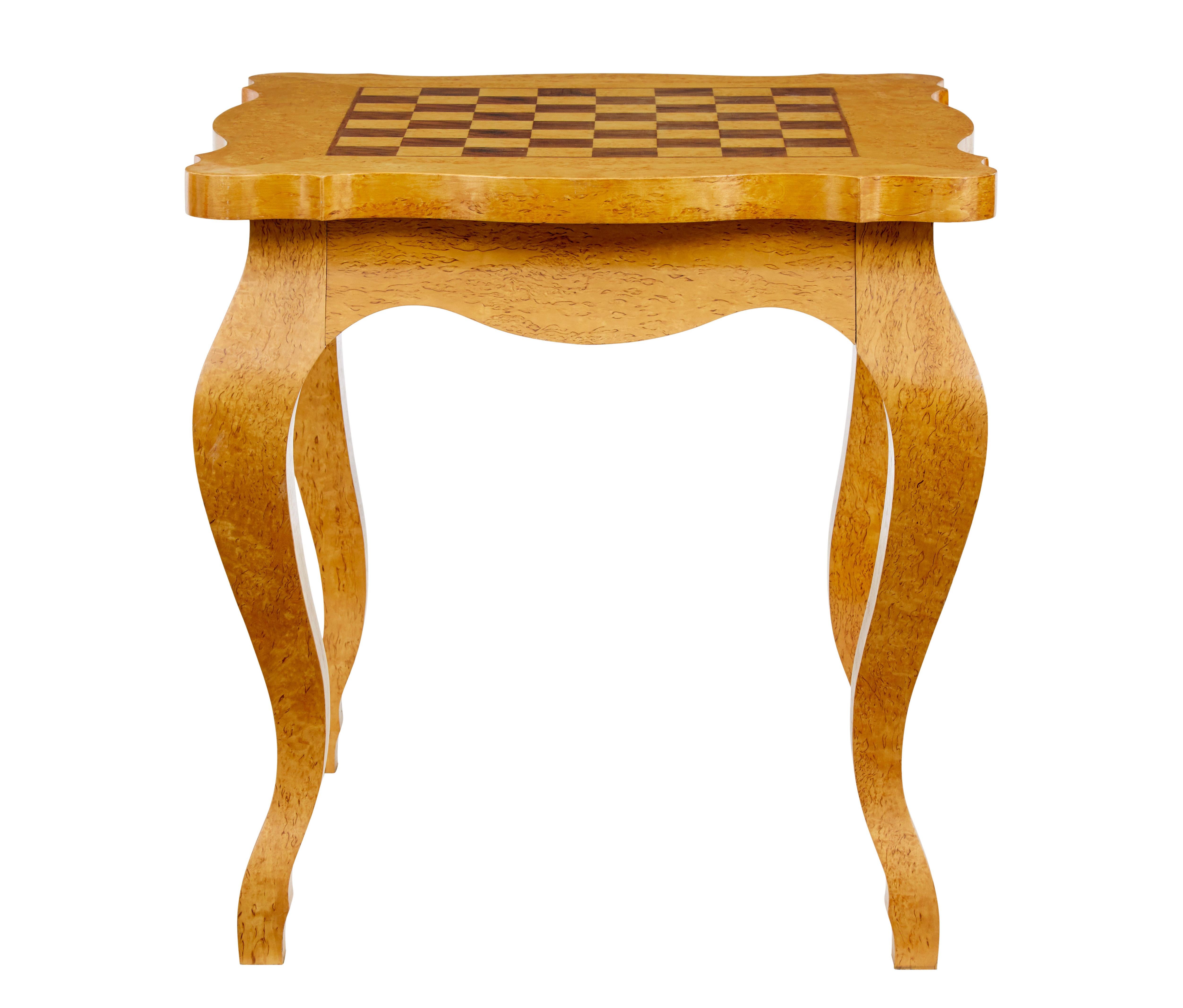 3 Stück 20. Jahrhundert Birke Spieltisch und Sessel um 1980.

Hochwertiger Spieltisch und Stühle, bestehend aus 2 Sesseln und einem Spieltisch.  Tisch mit eingelegtem Schachbrett auf der Oberseite, mit muschelförmiger Außenkante, stehend auf