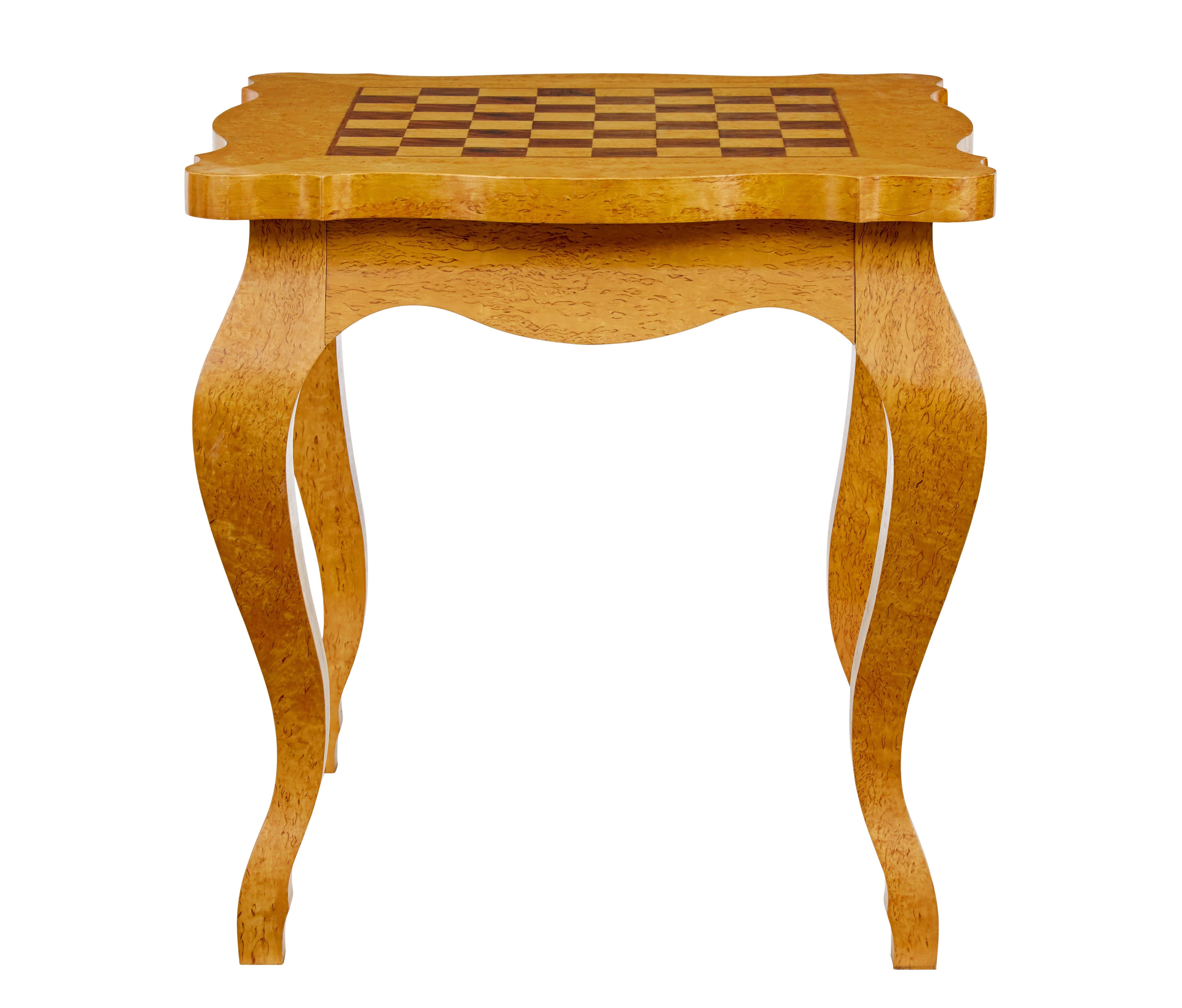 Table à jeux et fauteuils 3 pièces en loupe de bouleau du 20e siècle vers 1980.

Table et chaises de jeu de bonne qualité, l'ensemble comprend 2 fauteuils et une table de jeu.  Table avec un échiquier incrusté sur la surface supérieure, avec un bord