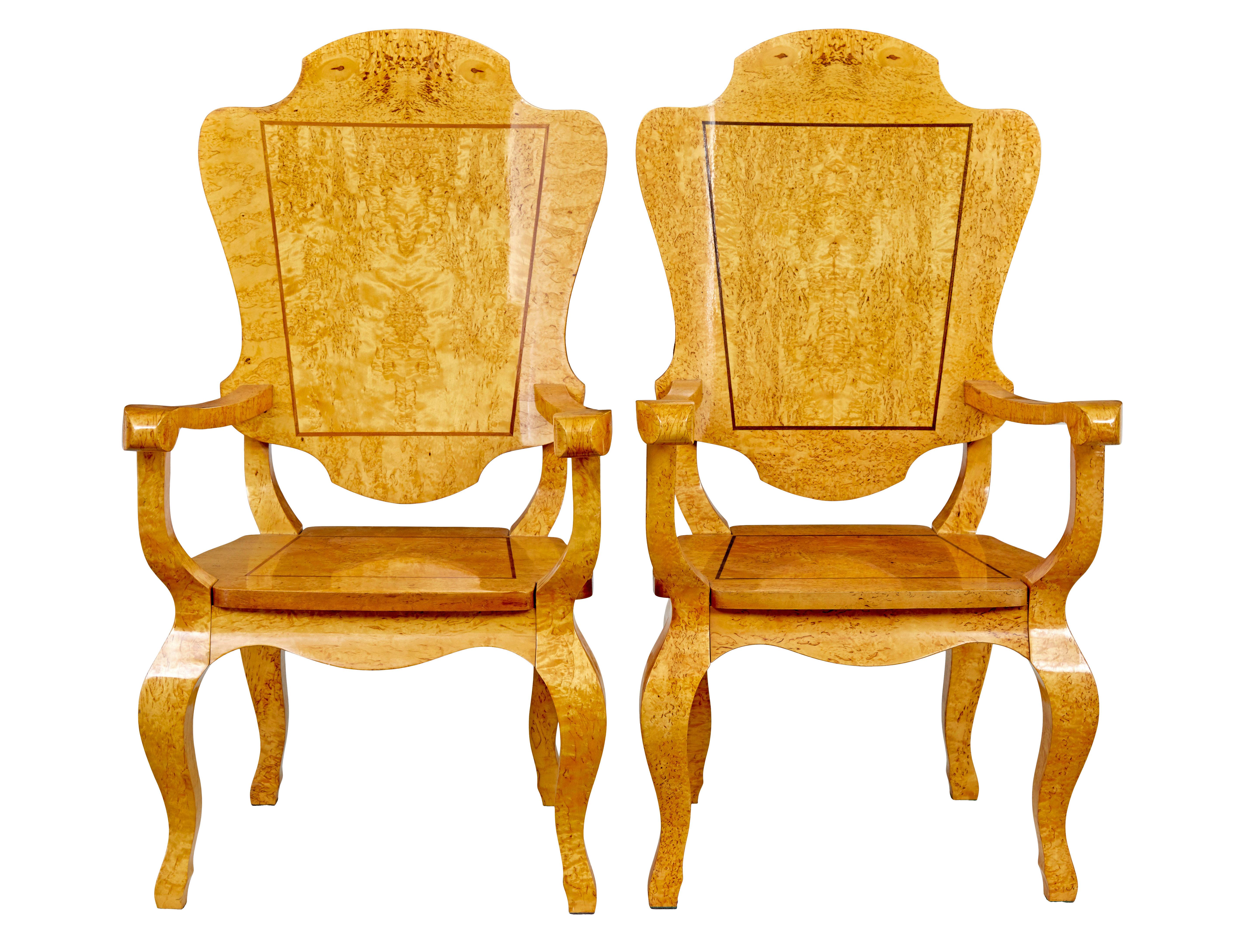 Biedermeier Table à jeux et fauteuils en loupe de bouleau 3 pièces du 20e siècle en vente