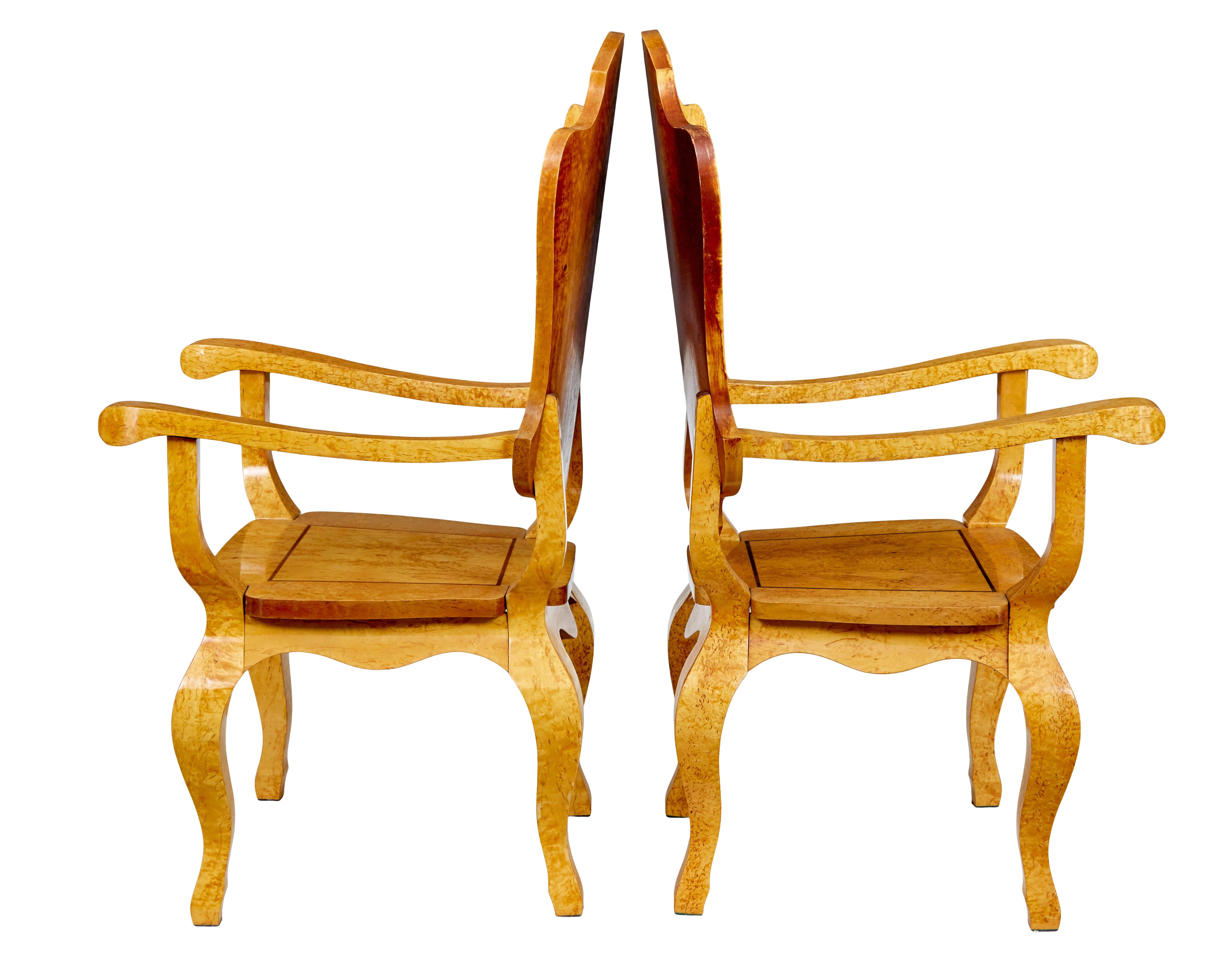 Suédois Table à jeux et fauteuils en loupe de bouleau 3 pièces du 20e siècle en vente