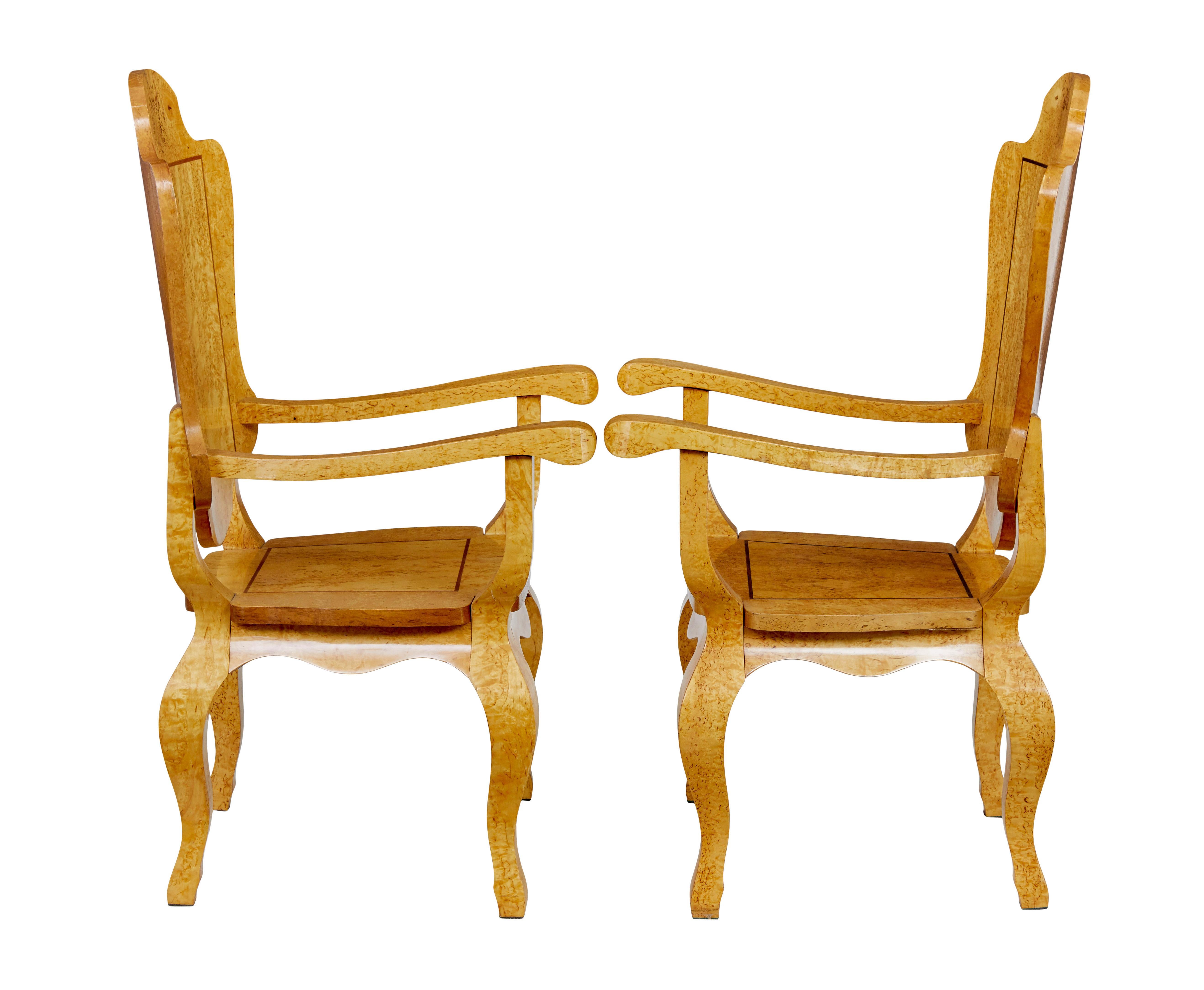 Sculpté Table à jeux et fauteuils en loupe de bouleau 3 pièces du 20e siècle en vente