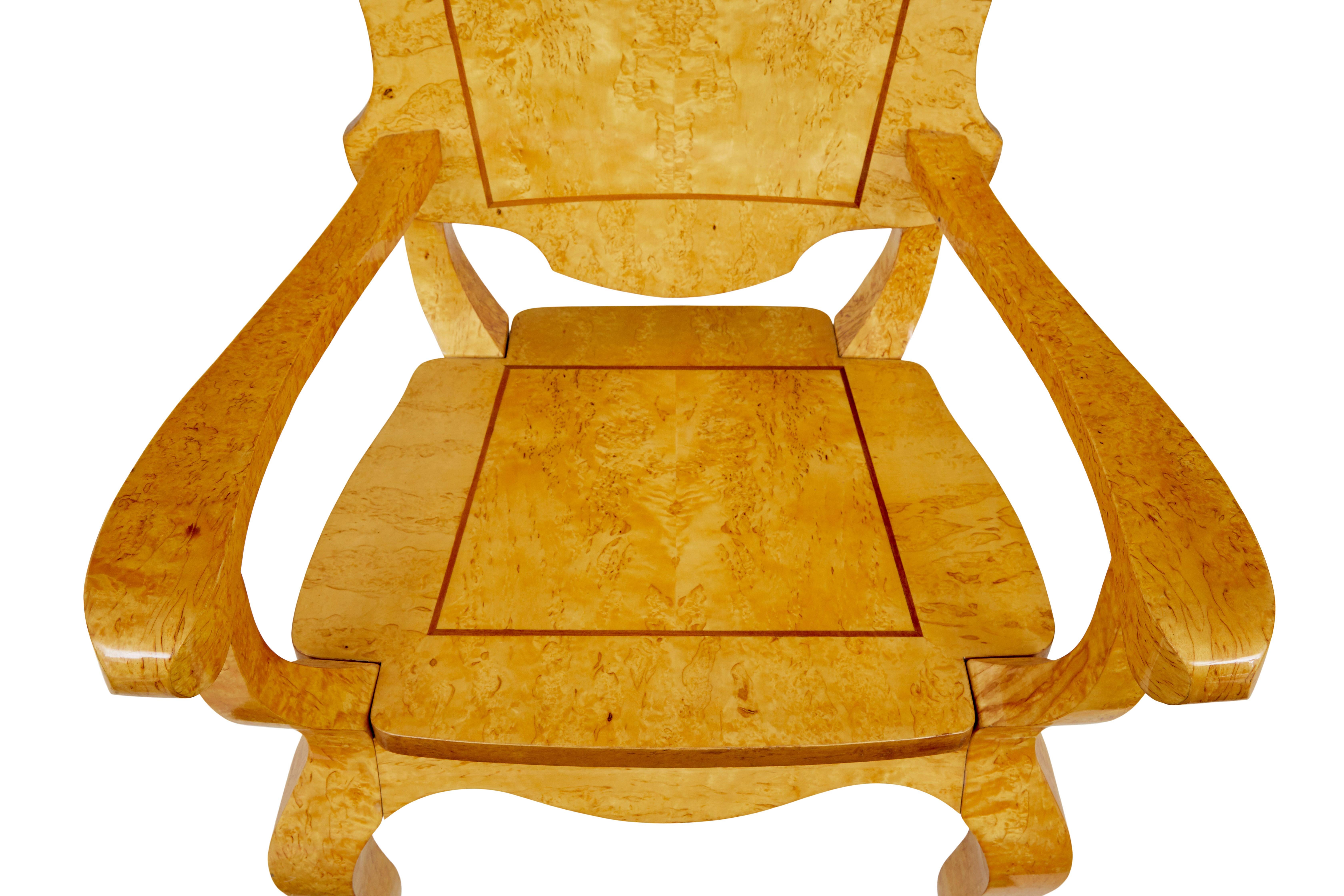 20ième siècle Table à jeux et fauteuils en loupe de bouleau 3 pièces du 20e siècle en vente