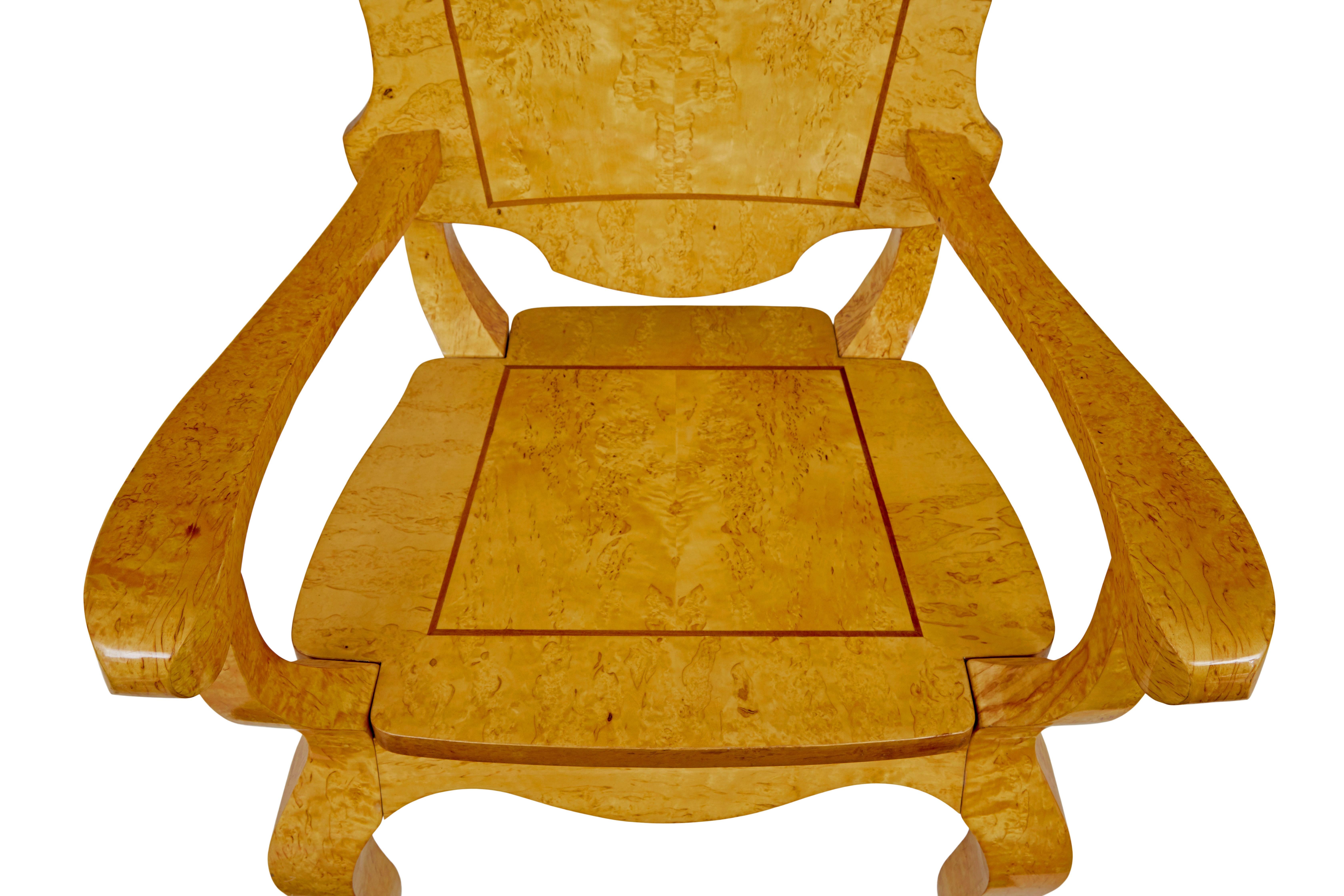 20ième siècle Table à jeux et fauteuils en loupe de bouleau 3 pièces du 20e siècle en vente