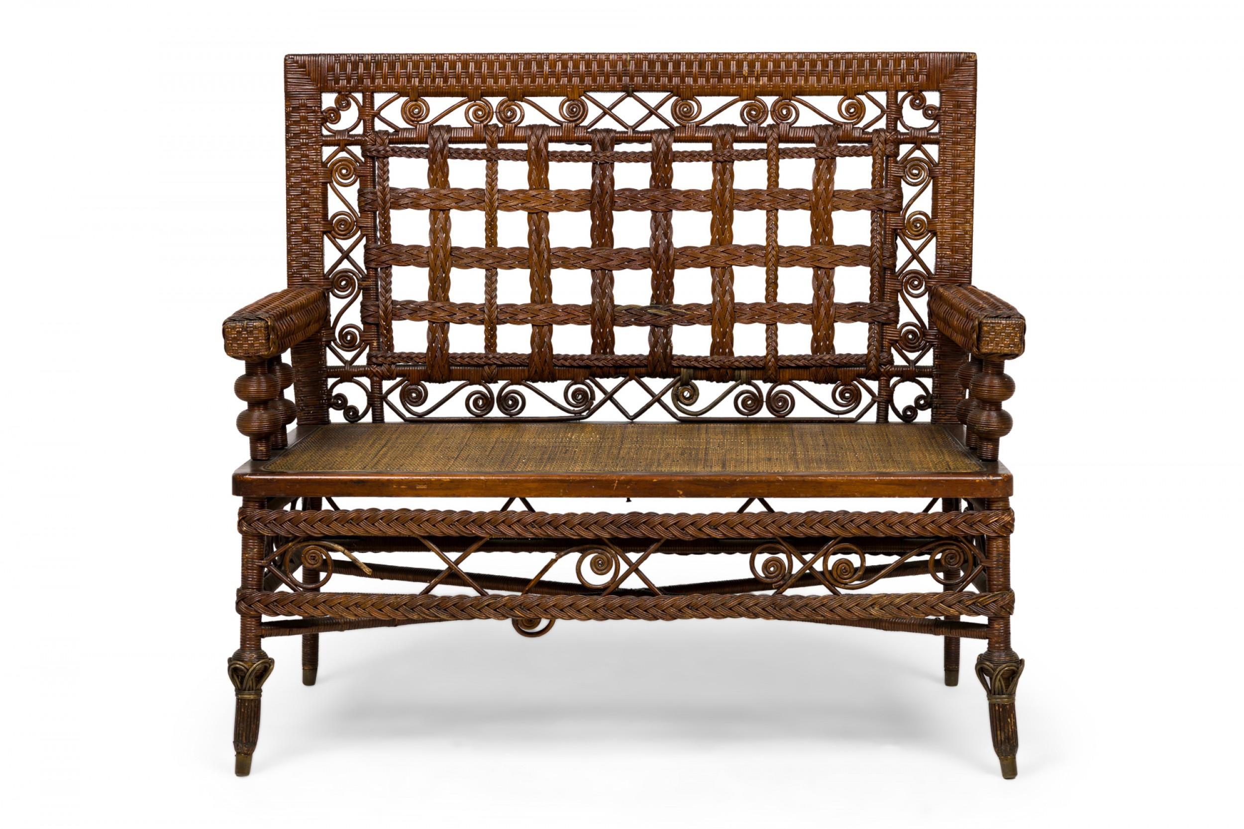 3 Stück amerikanische viktorianische Wicker Salon / Sitzgarnitur mit einem Sofa, Sessel und Stuhl mit Korbgeflecht gewickelt Frames, geflochtene dekorative Gittergeflecht zurück, und Scroll-Dekorationen, die jeweils mit einer primären