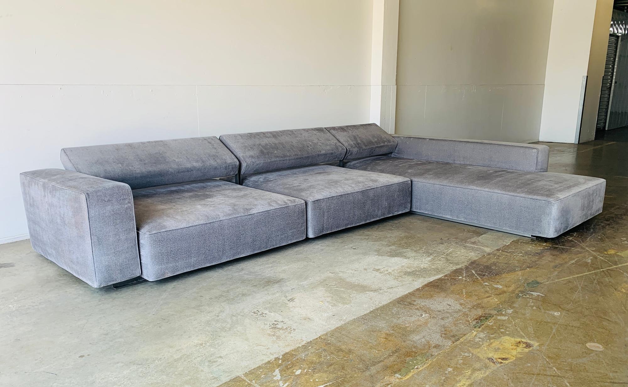 The Andy sofa was Paolo Piva's last design. This landscape sofa with adjustable seat depth and chaise longue is generously proportioned. The back can change its inclination from a horizontal and more modern position to a vertical one for more