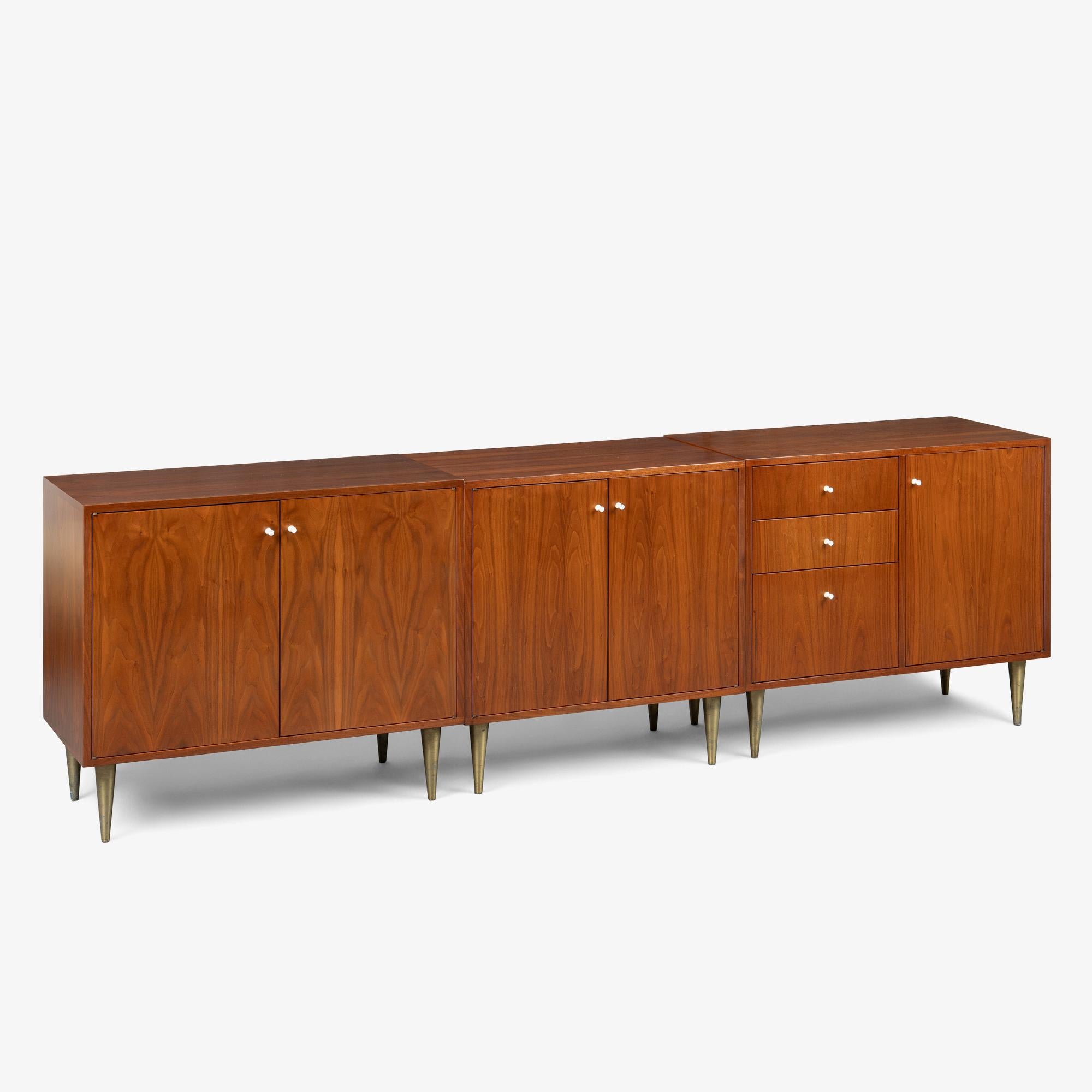 3-teilige Credenza aus Nussbaum, Emaille und Messing im In the style of George Nelson (Moderne der Mitte des Jahrhunderts) im Angebot