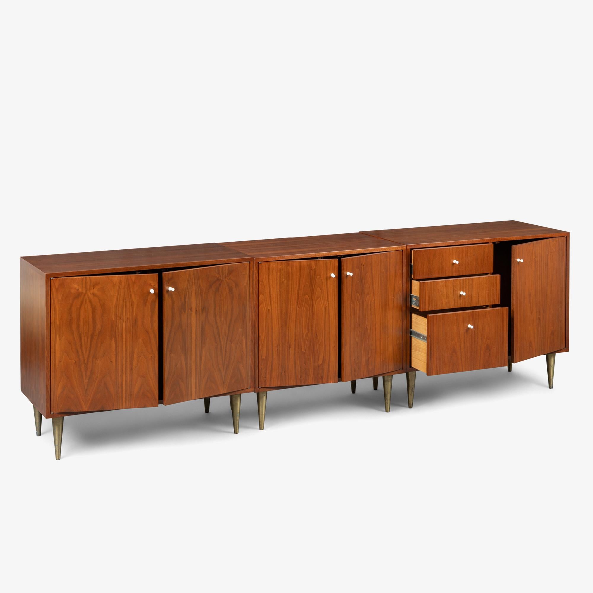 3-teilige Credenza aus Nussbaum, Emaille und Messing im In the style of George Nelson (amerikanisch) im Angebot