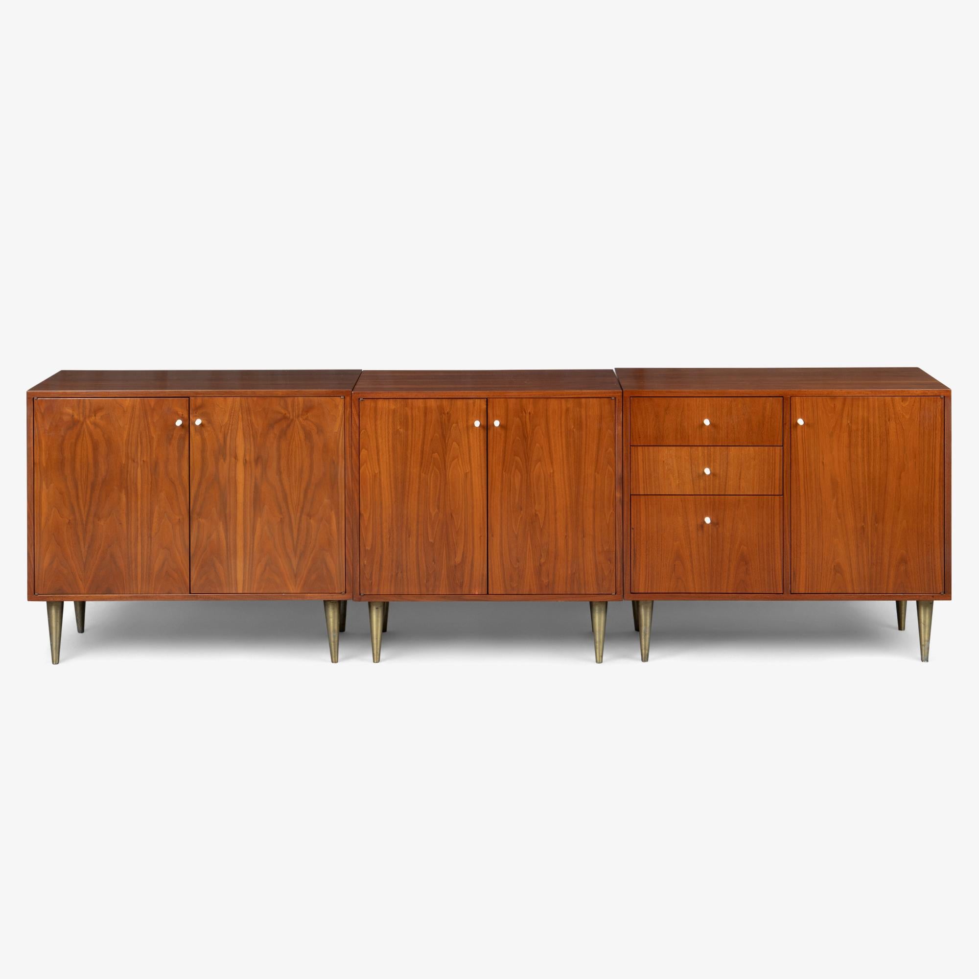 3-teilige Credenza aus Nussbaum, Emaille und Messing im In the style of George Nelson im Zustand „Gut“ im Angebot in Stamford, CT