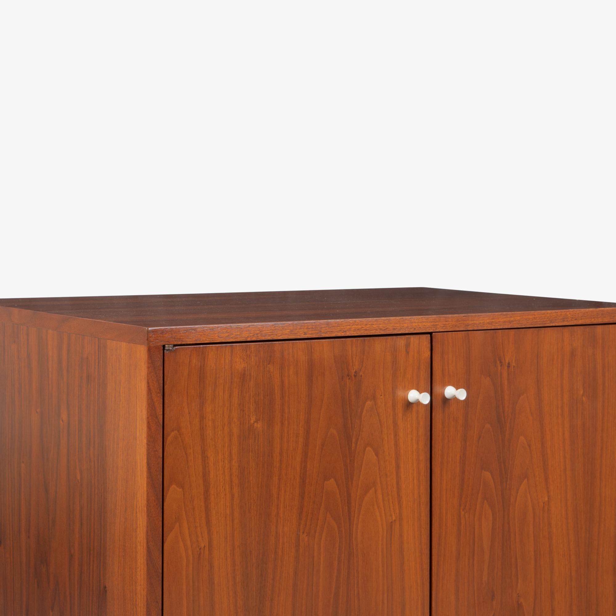 3-teilige Credenza aus Nussbaum, Emaille und Messing im In the style of George Nelson im Angebot 3