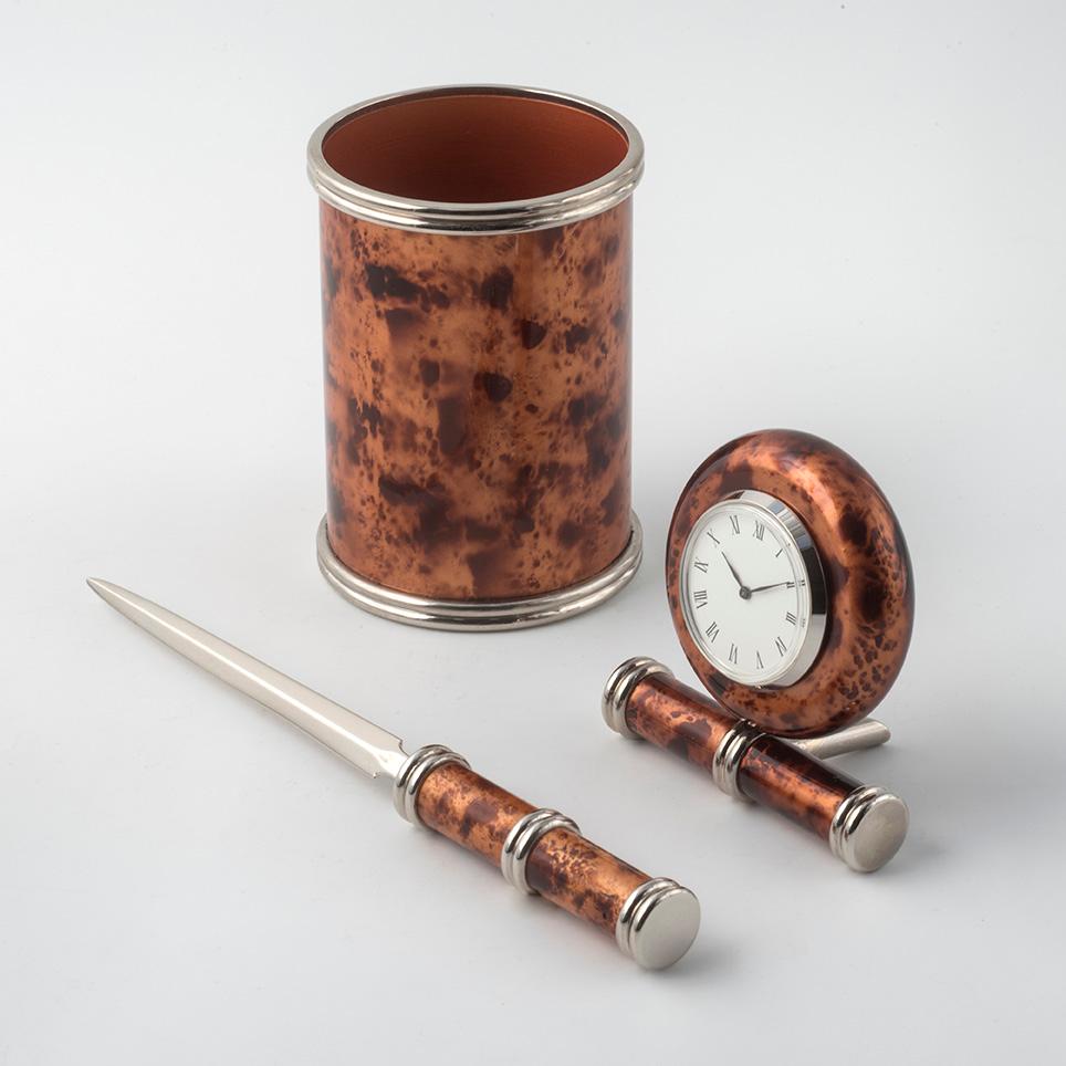 Verleihen Sie Ihrem Arbeitsplatz einen Hauch von Raffinesse mit diesem exklusiven Schreibtischset im zeitgenössischen Design von Nino Basso, das zur prestigeträchtigen LE LACCHE Collection gehört. 
Das Set besteht aus einem Stifthalter, einer