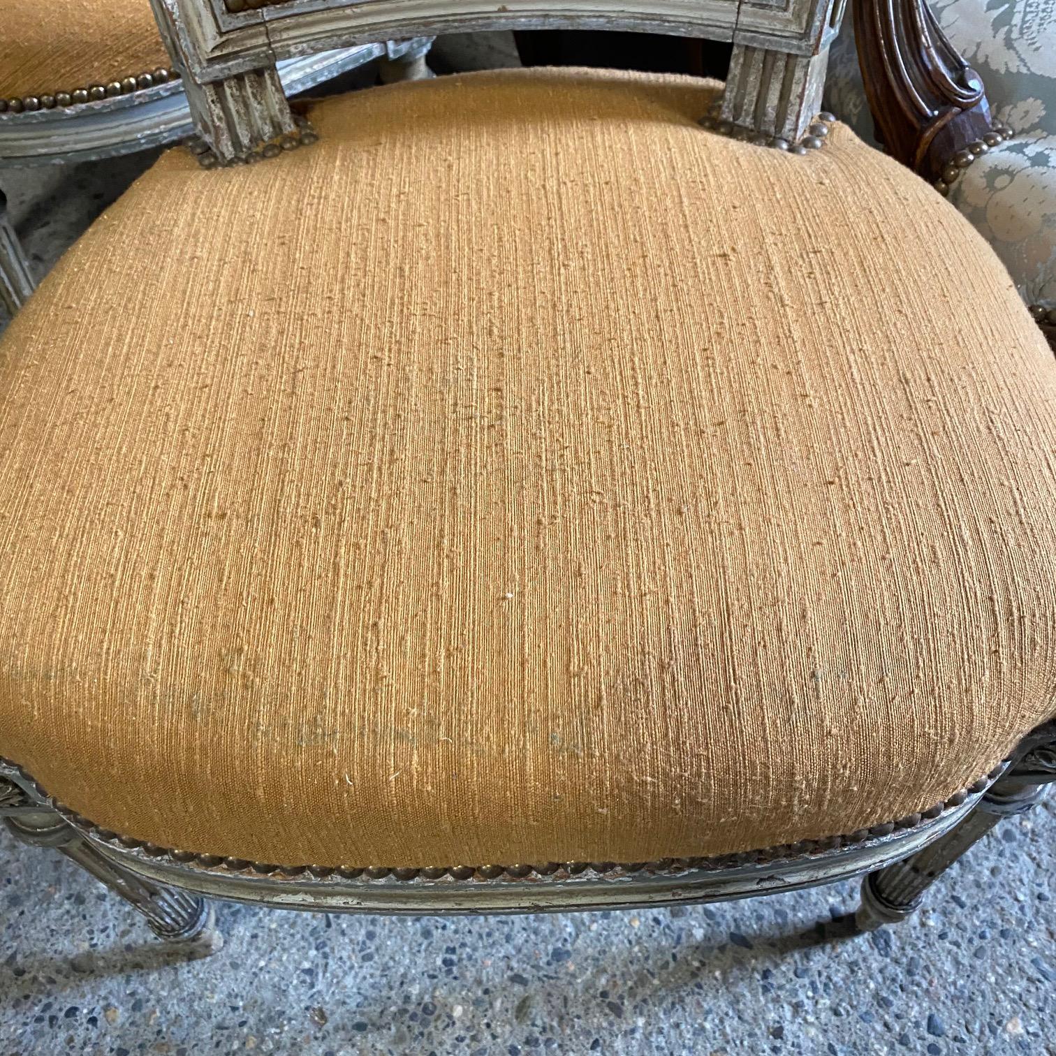 3 pezzi di un elegante e raro set da salotto classico francese Luigi XVI del XIX secolo 9