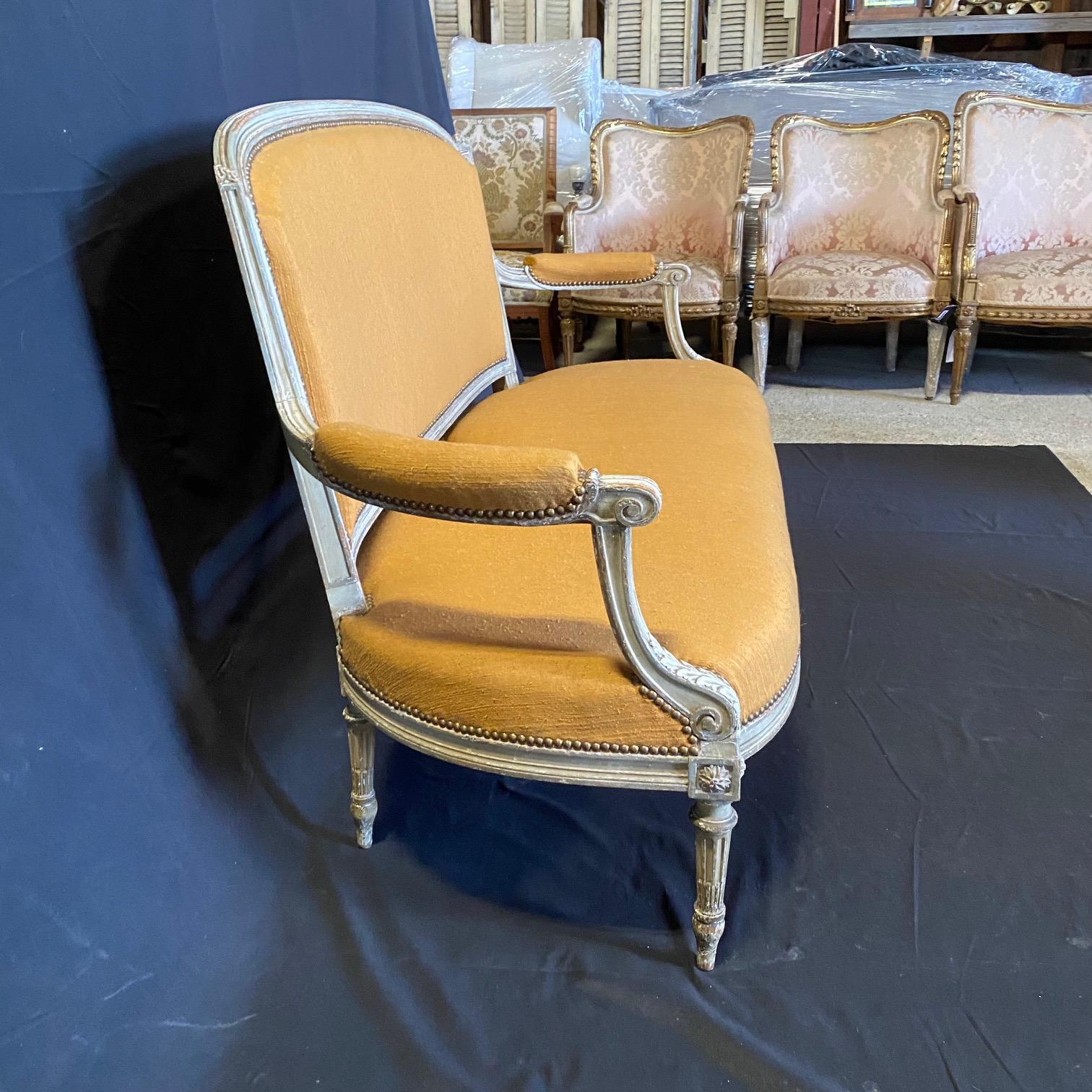 3 pezzi di un elegante e raro set da salotto classico francese Luigi XVI del XIX secolo In condizioni buone a Hopewell, NJ