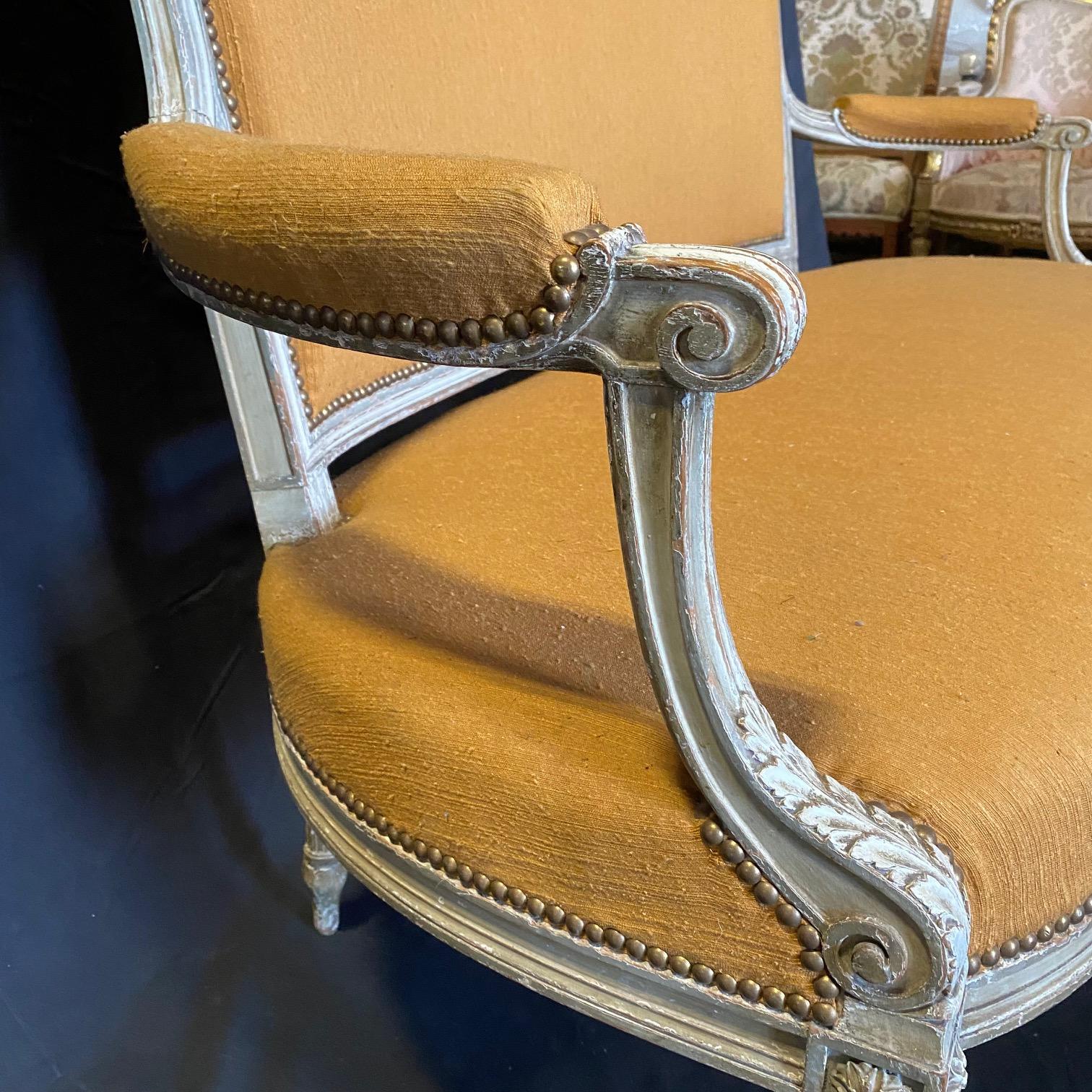 Seta 3 pezzi di un elegante e raro set da salotto classico francese Luigi XVI del XIX secolo