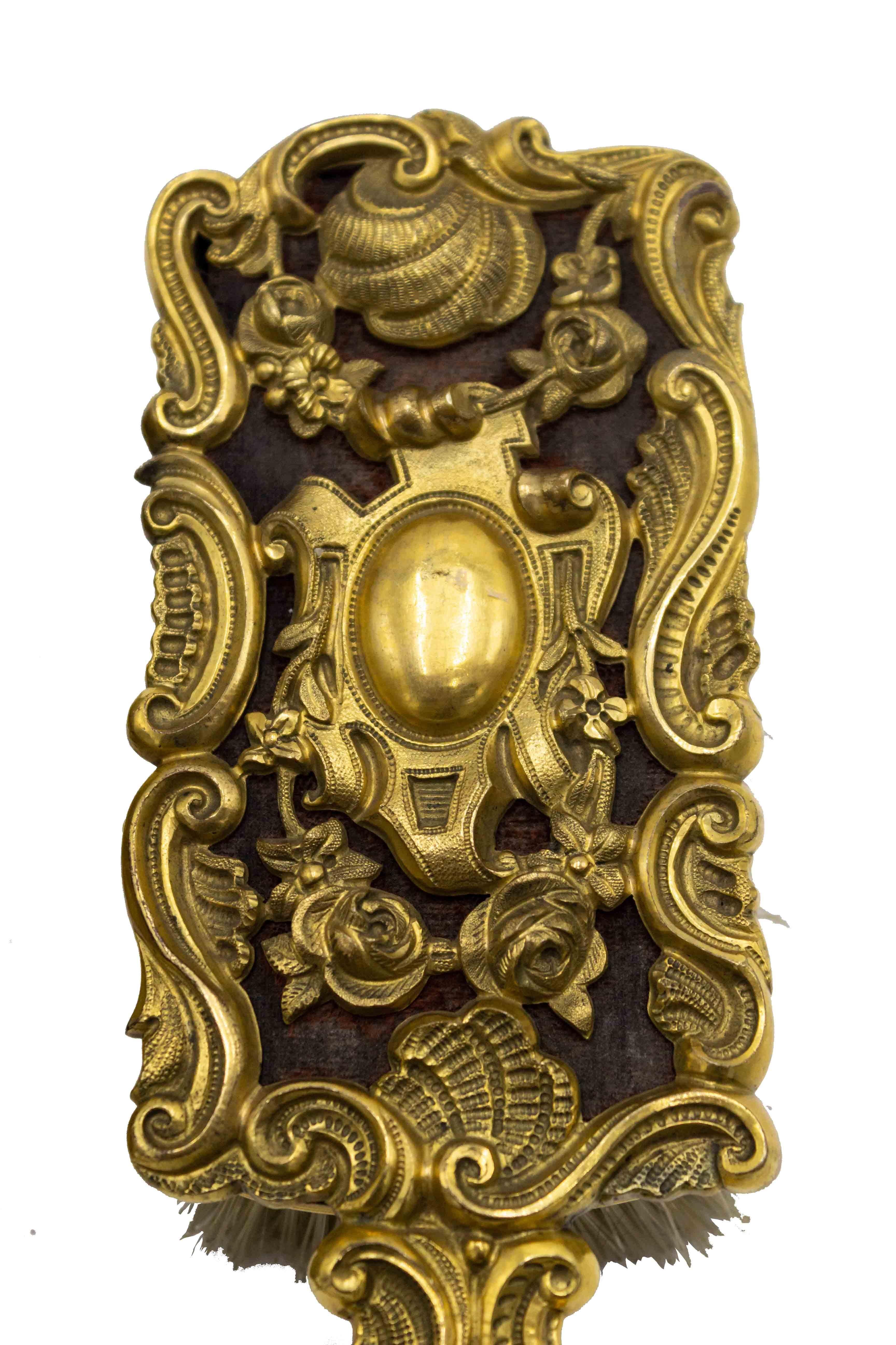 Ensemble de 3 pièces miroir et pinceau en bronze doré de style Louis XV français en vente 5