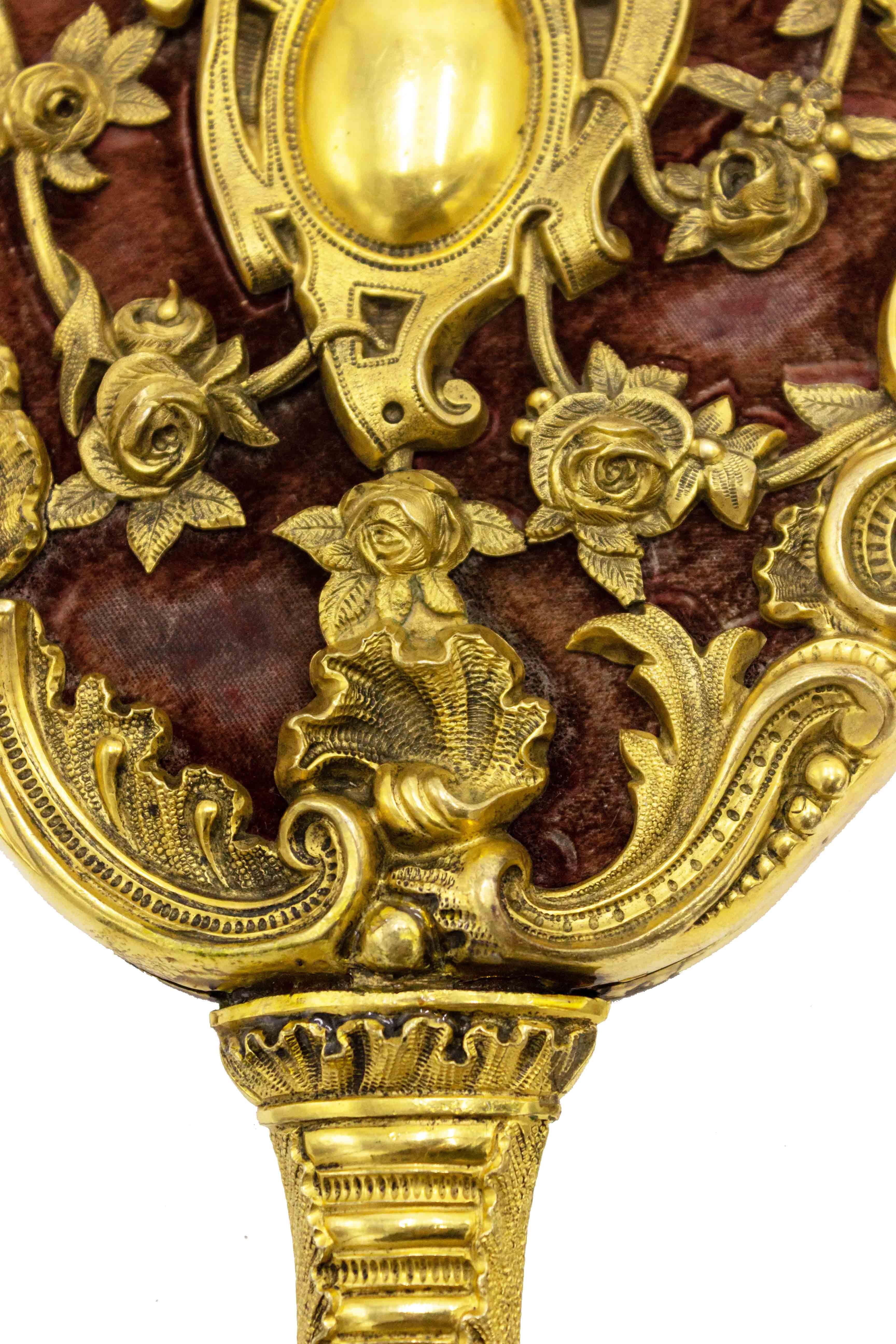 3-teiliges französisches Louis XV Bronze-Dore-Spiegel- und Bürstenset im Angebot 3