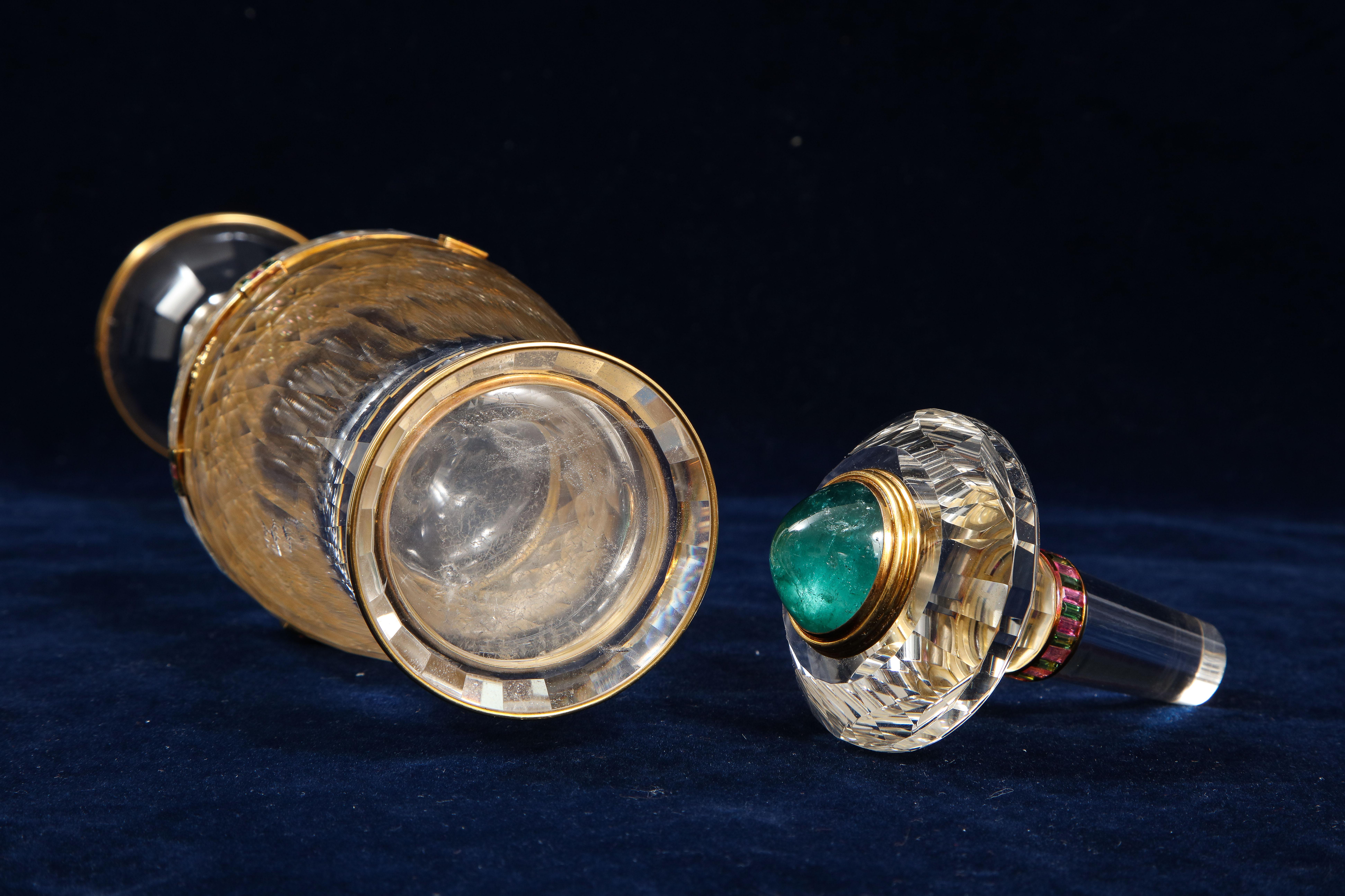 Juego de Decantador de 3 Piezas Tallado en Cristal de Roca Montado en Oro y Joyas, en Estuche Original en venta 7