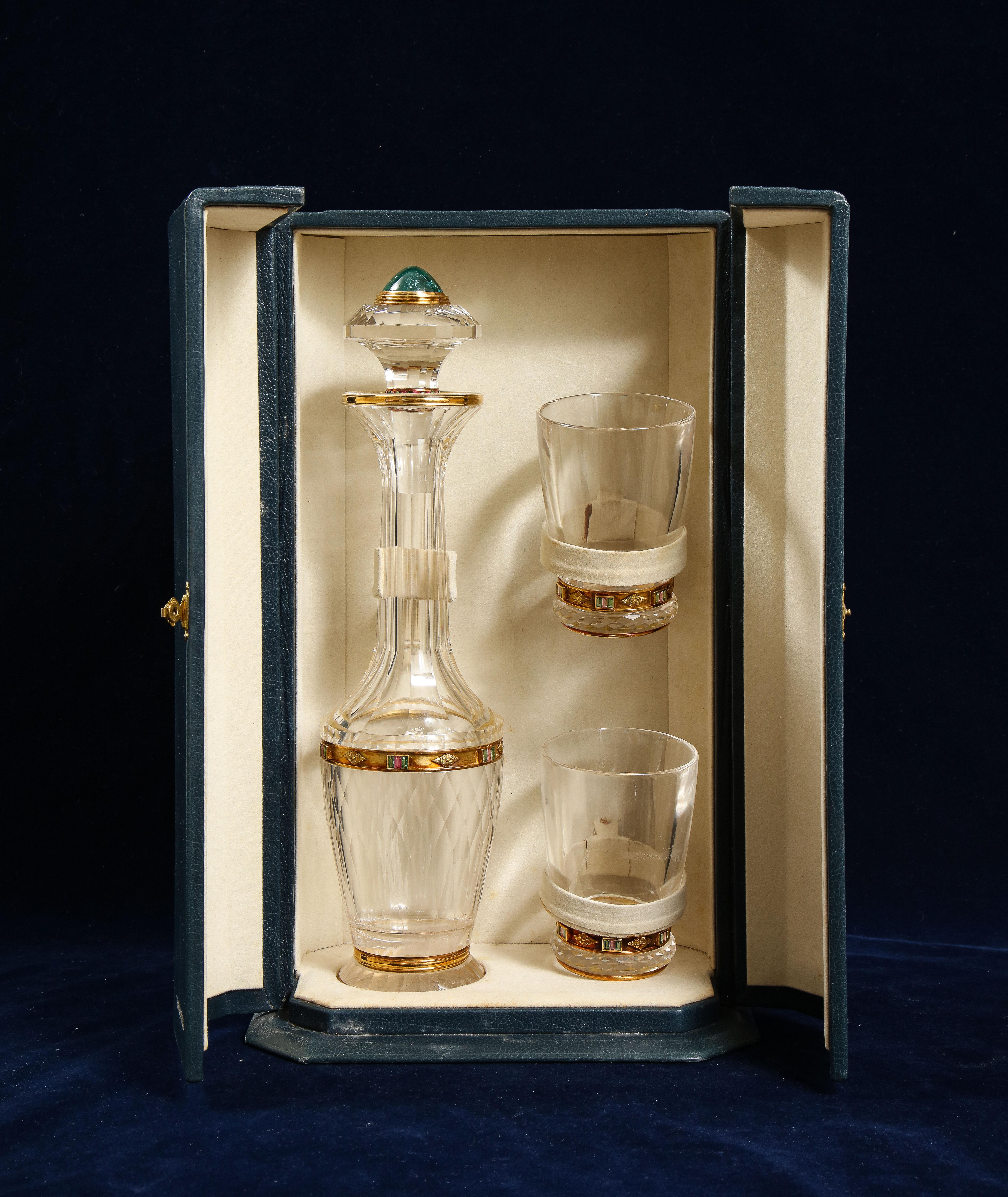 Juego de Decantador de 3 Piezas Tallado en Cristal de Roca Montado en Oro y Joyas, en Estuche Original Luis XVI en venta