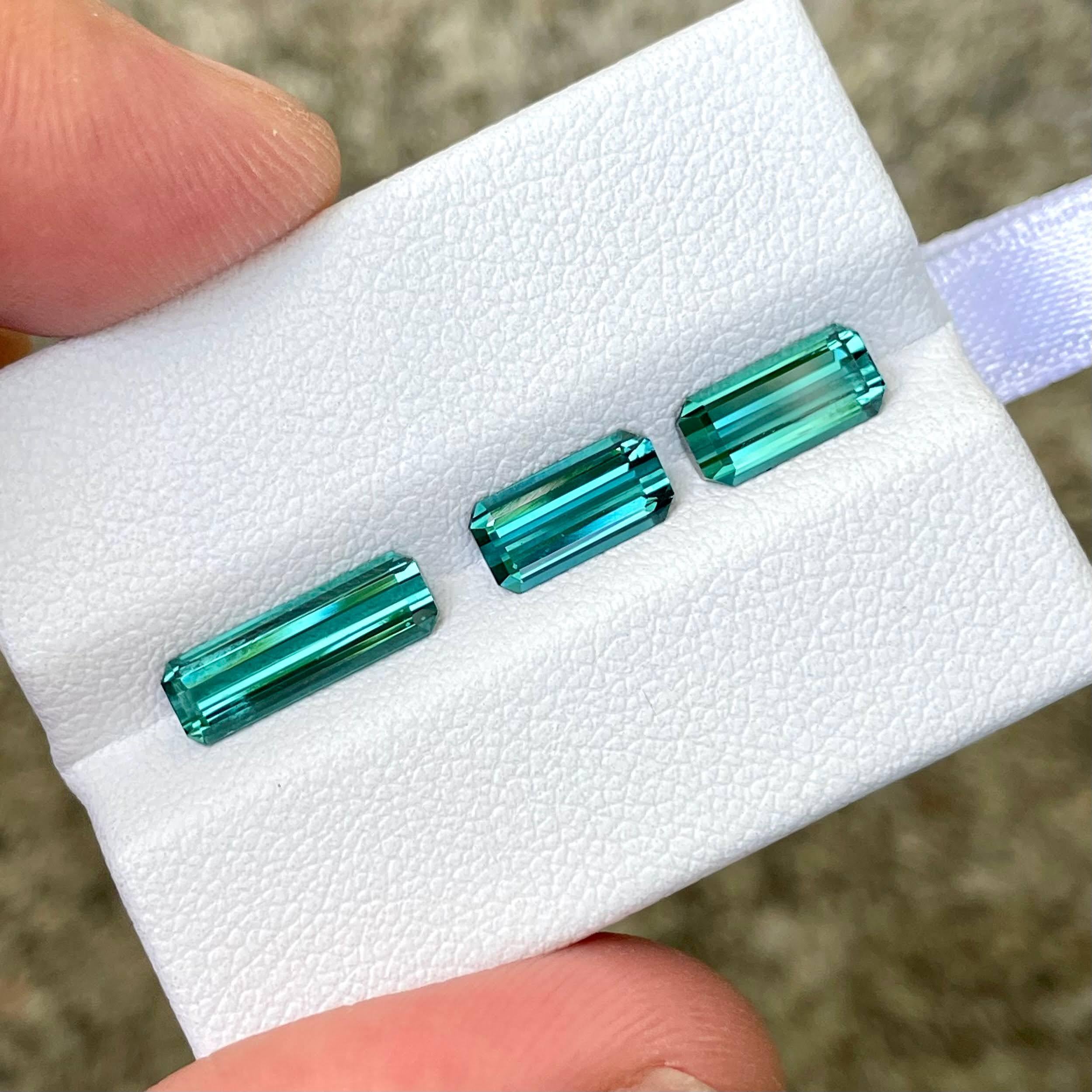 Moderno Set di 3 pezzi di tormalina indicolite taglio smeraldo gemme naturali afgane in vendita